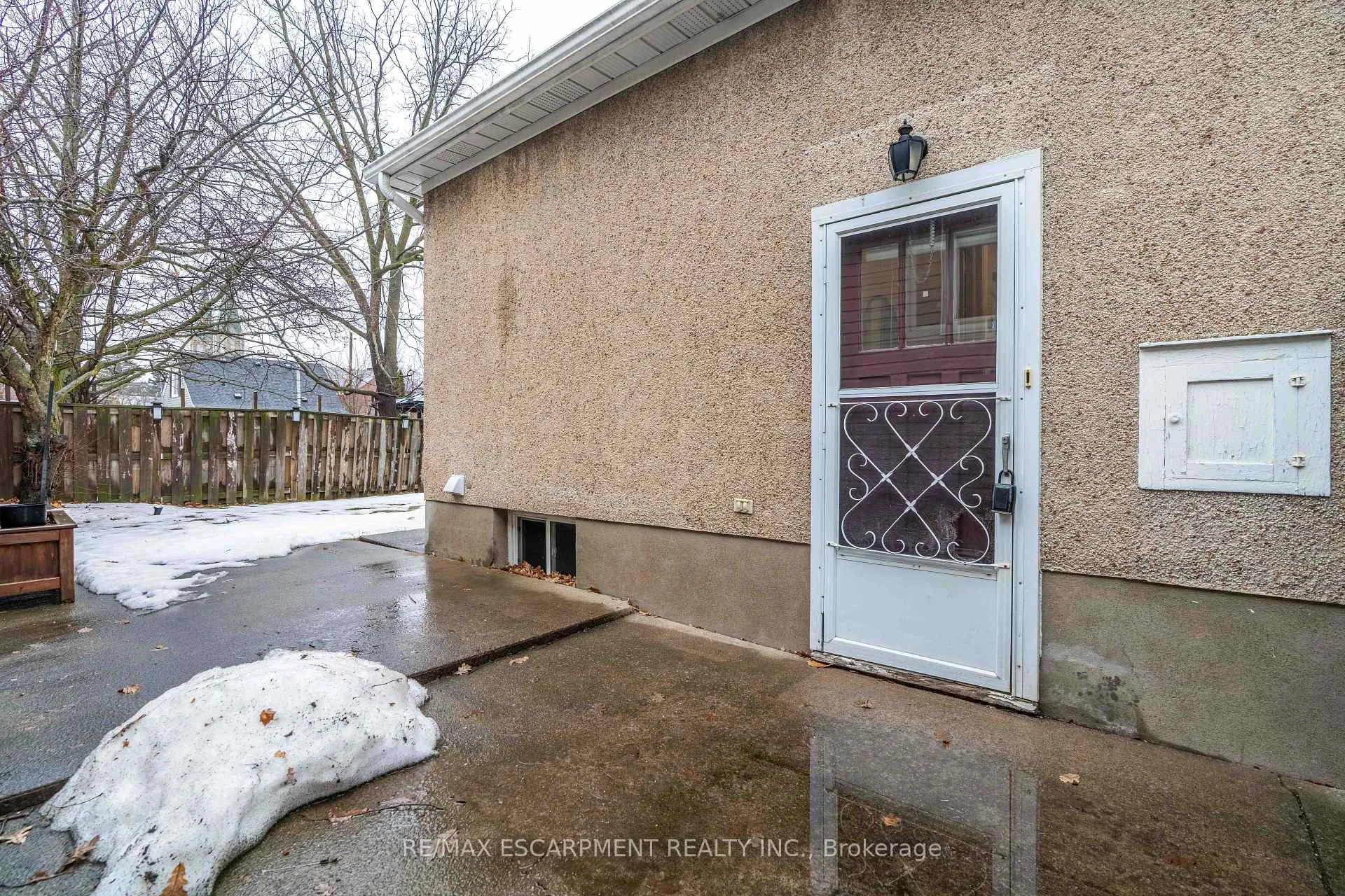 Photo 18 of 35 Charles Avenue, St. Catharines, Facer — HOMEH