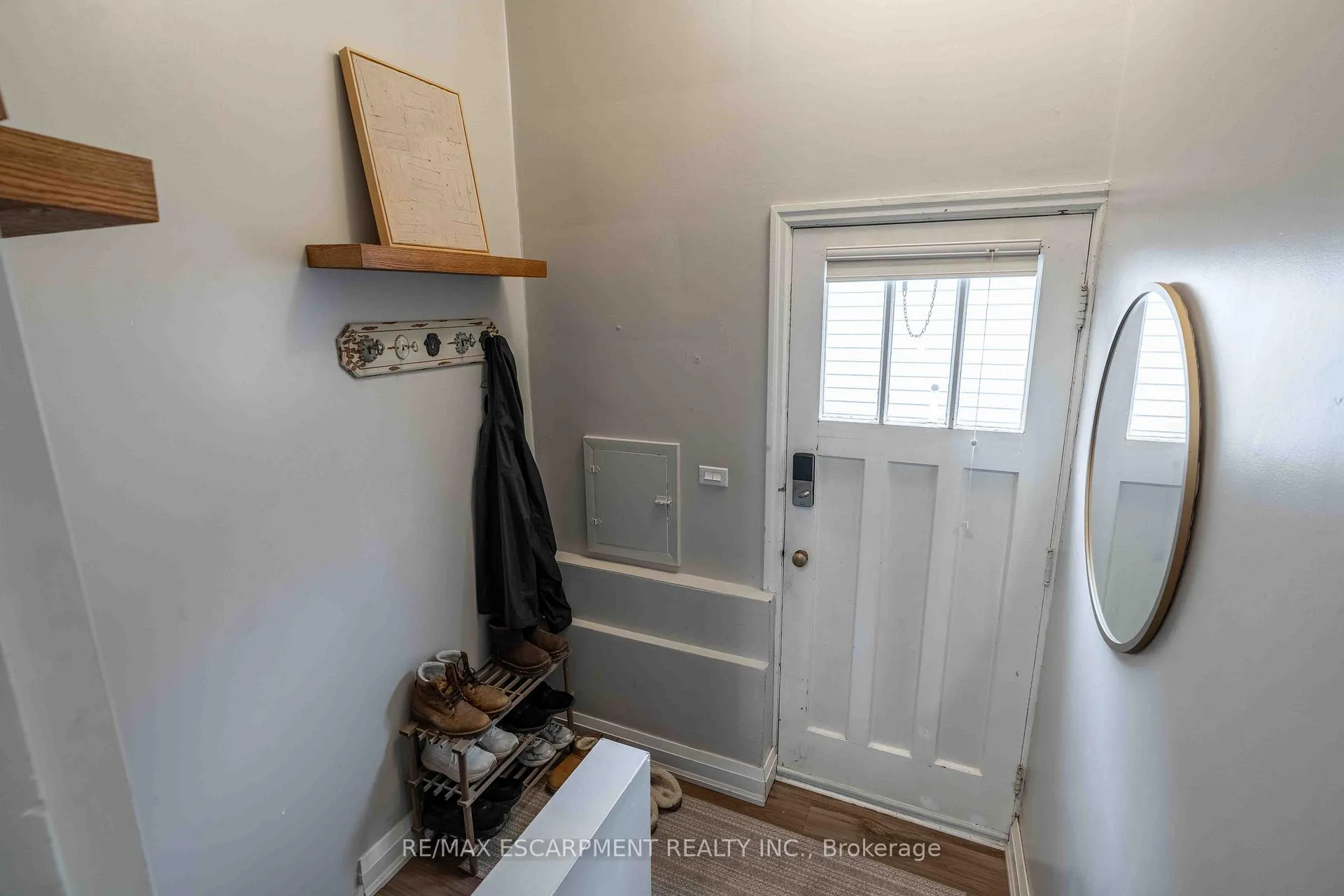 Photo 19 of 35 Charles Avenue, St. Catharines, Facer — HOMEH