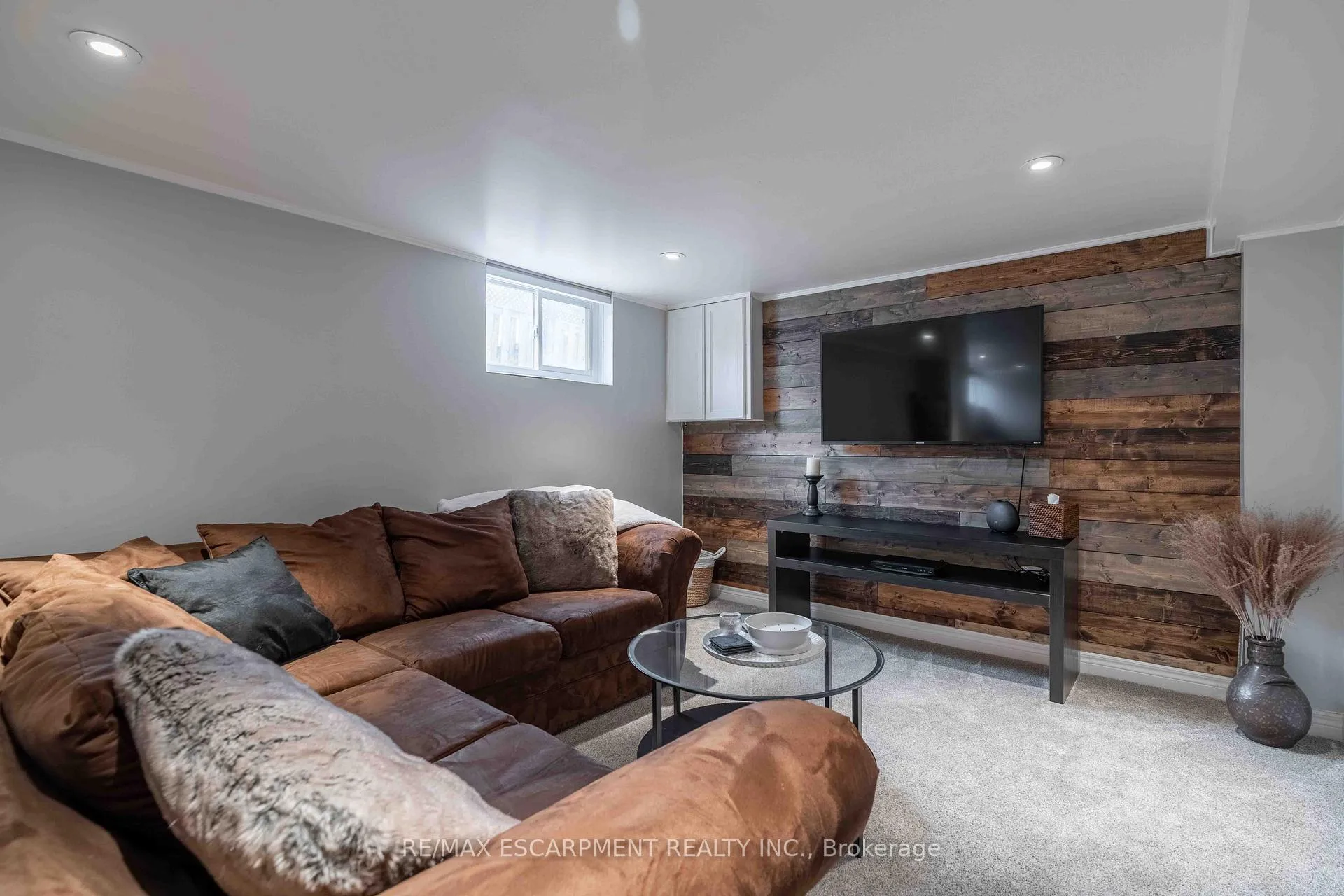Photo 21 of 35 Charles Avenue, St. Catharines, Facer — HOMEH