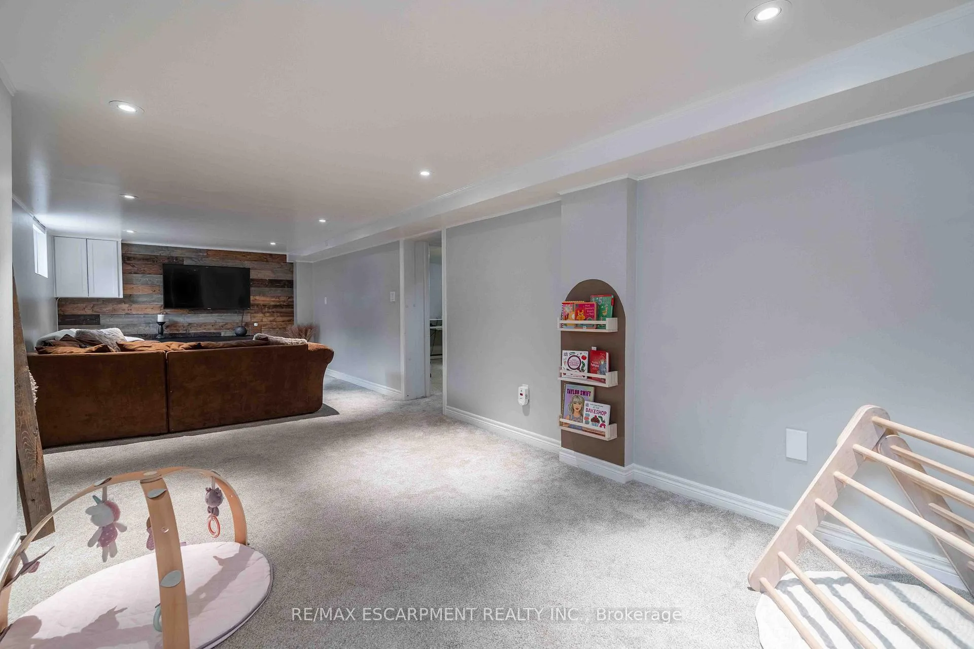 Photo 22 of 35 Charles Avenue, St. Catharines, Facer — HOMEH