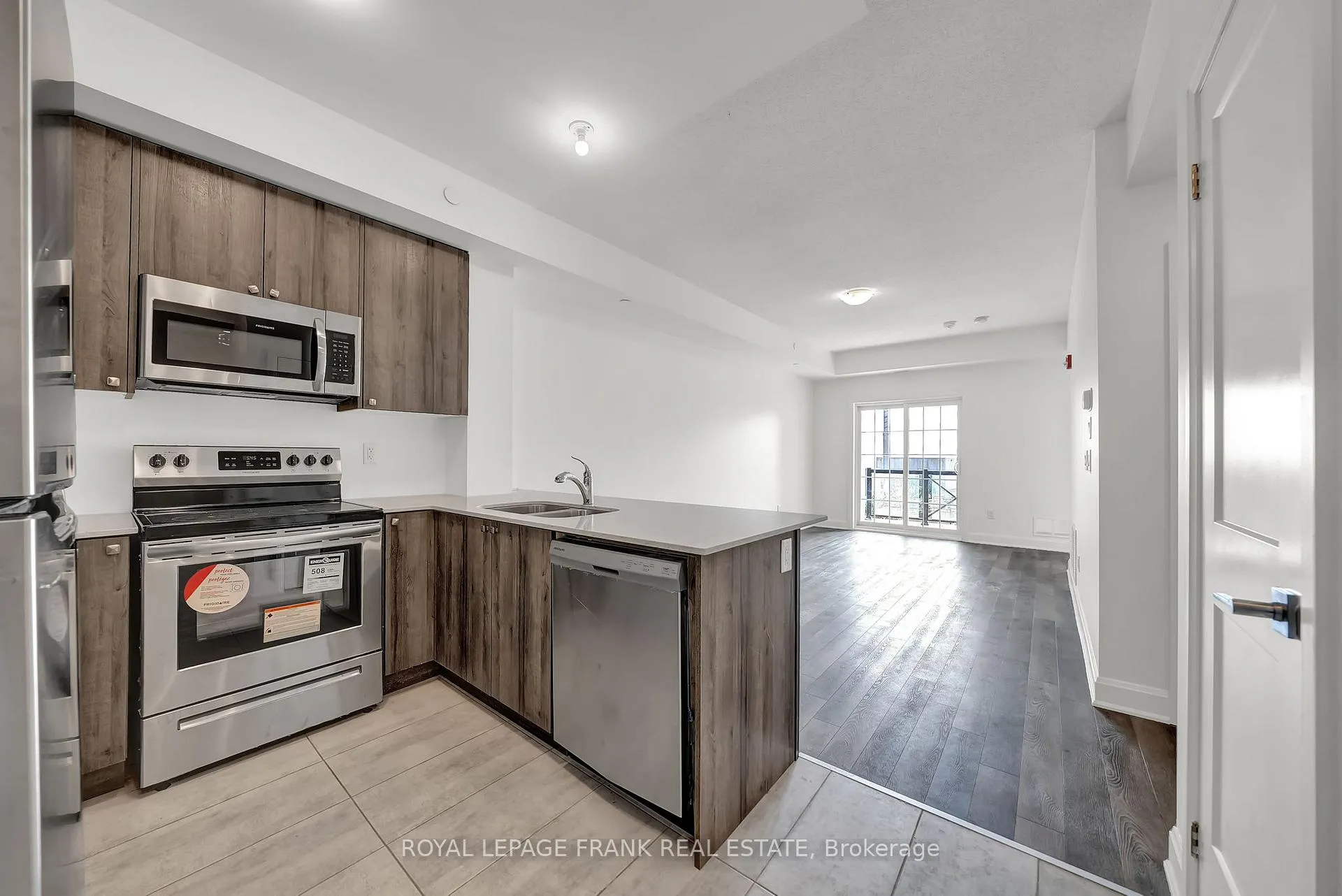 Photo 6 of Unit 216, 50 Lakebreeze Drive, Clarington, Newcastle — HOMEH