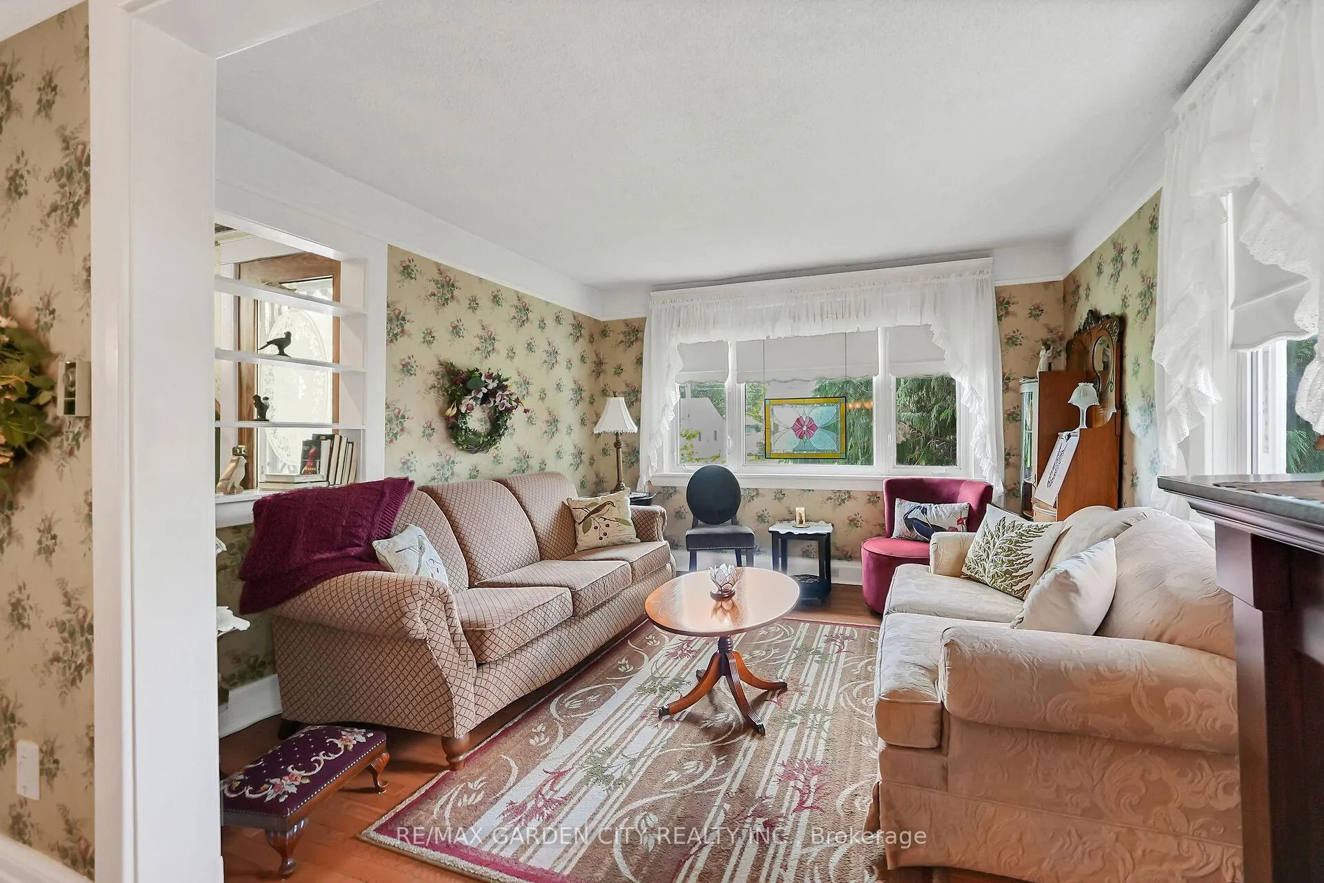 Photo 3 of 110 Livingston Avenue, Grimsby, Grimsby West — HOMEH