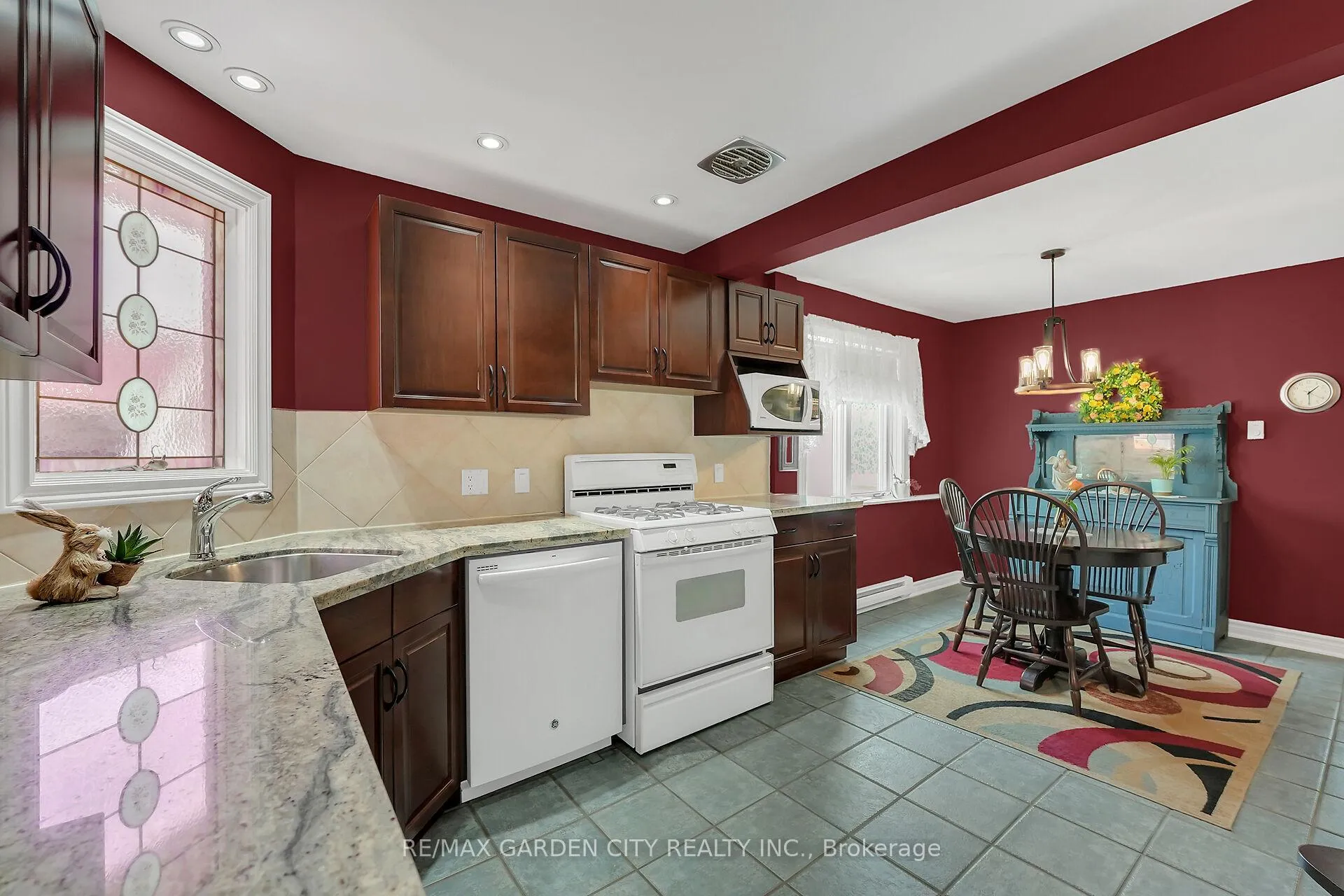 Photo 9 of 110 Livingston Avenue, Grimsby, Grimsby West — HOMEH