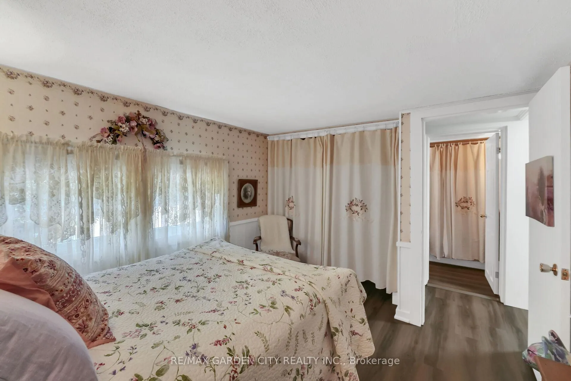 Photo 15 of 110 Livingston Avenue, Grimsby, Grimsby West — HOMEH