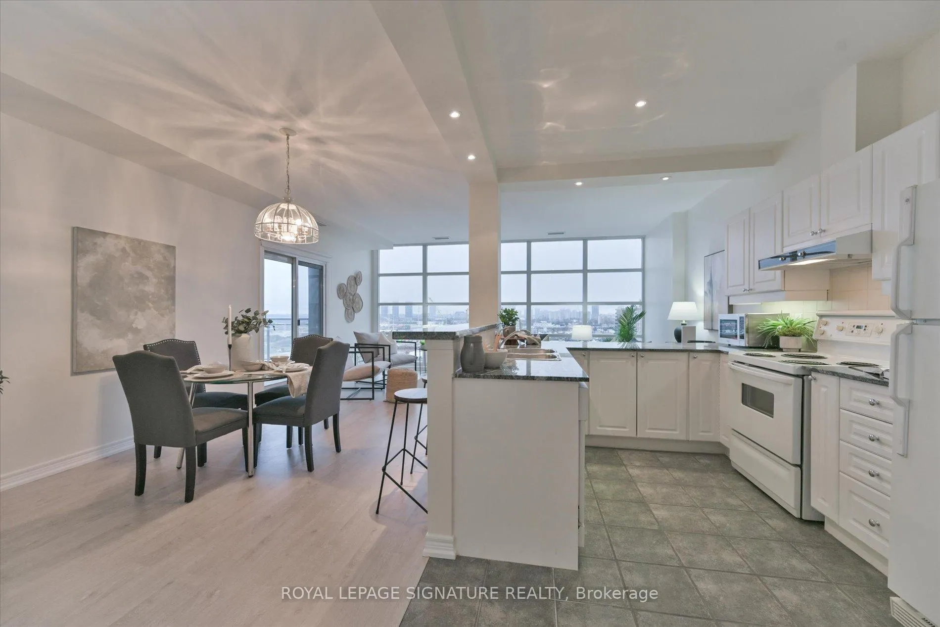Photo 5 of Unit 709, 1 Leaside Park Drive, Toronto, Thorncliffe Park — HOMEH