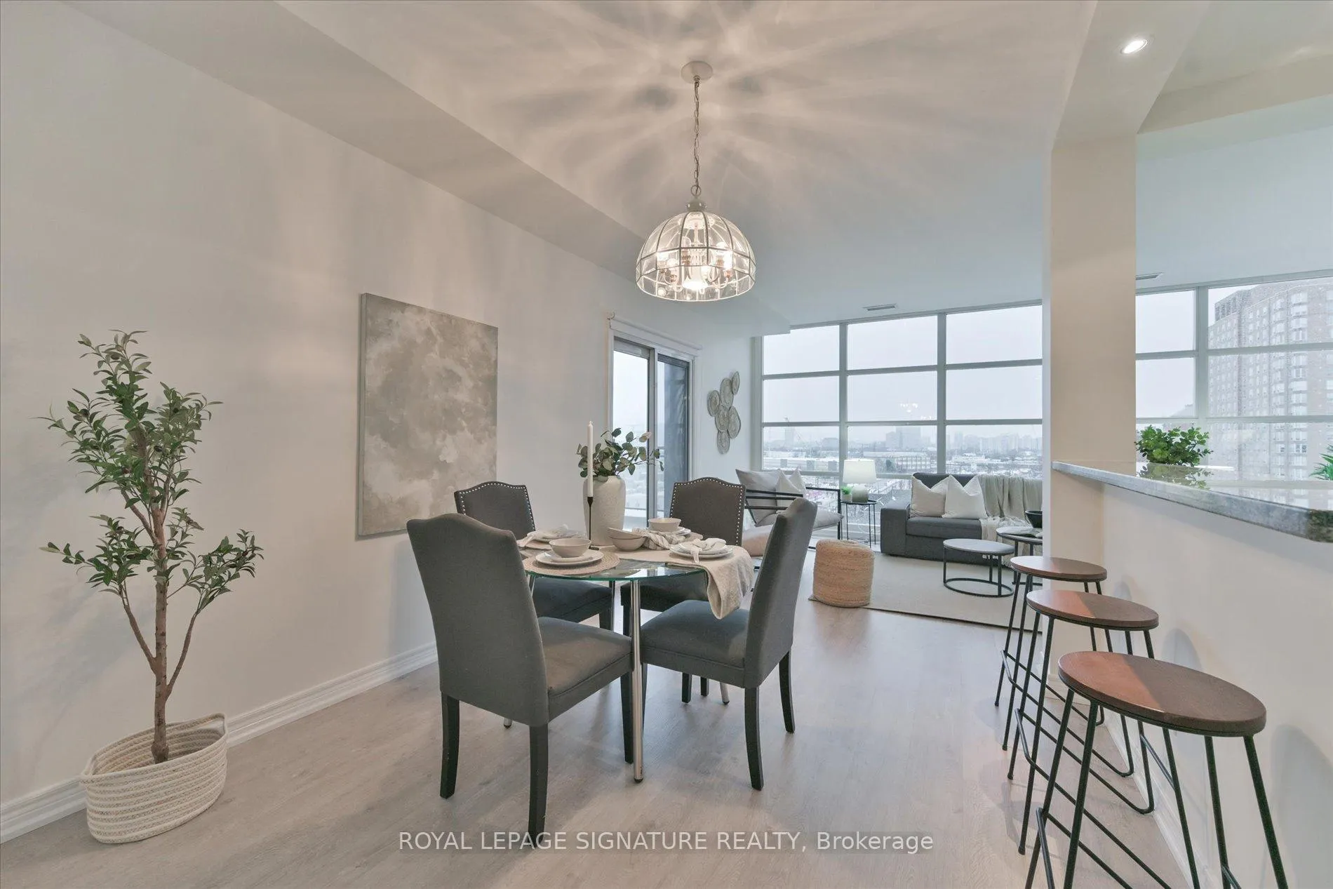 Photo 6 of Unit 709, 1 Leaside Park Drive, Toronto, Thorncliffe Park — HOMEH
