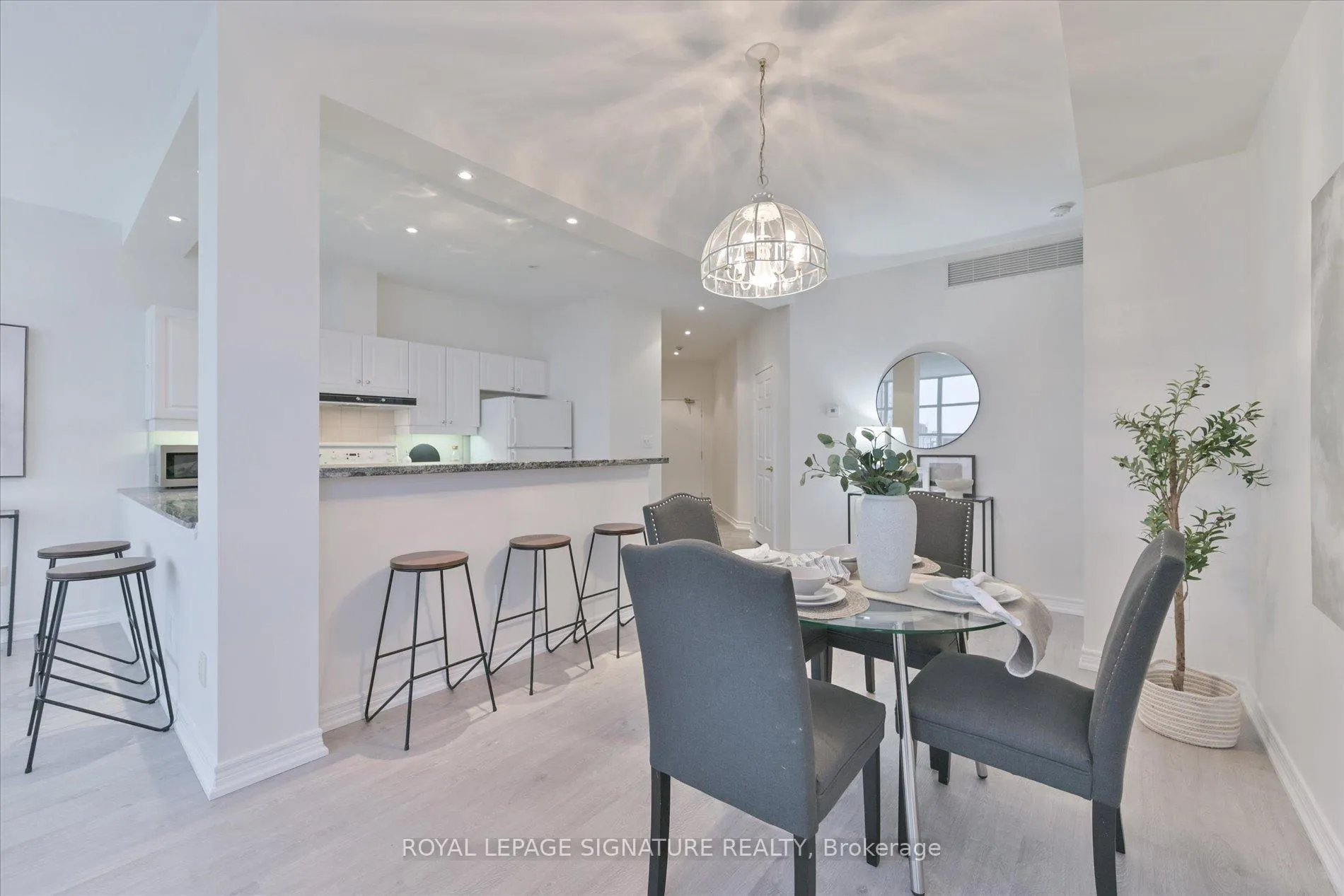 Photo 7 of Unit 709, 1 Leaside Park Drive, Toronto, Thorncliffe Park — HOMEH