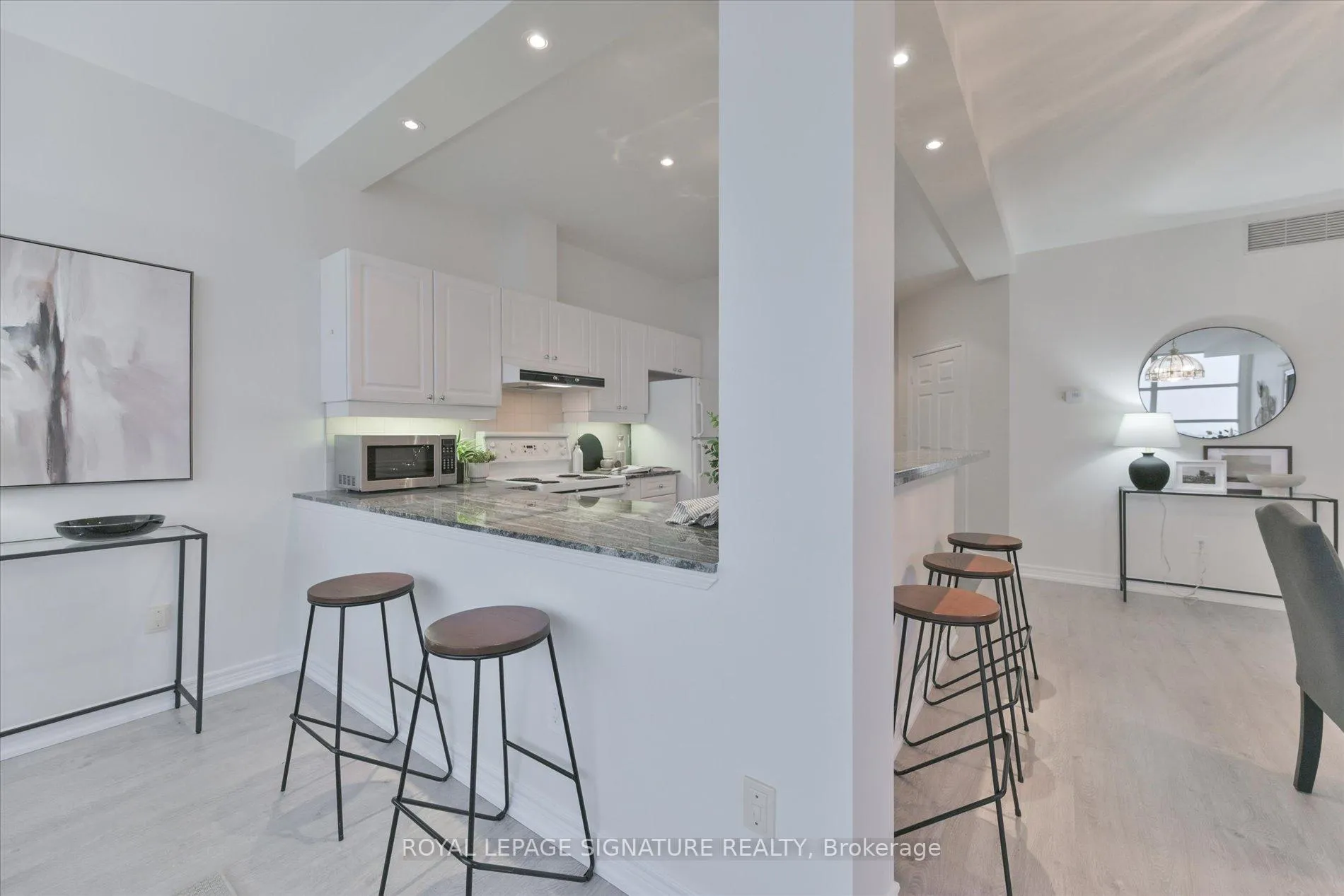 Photo 8 of Unit 709, 1 Leaside Park Drive, Toronto, Thorncliffe Park — HOMEH