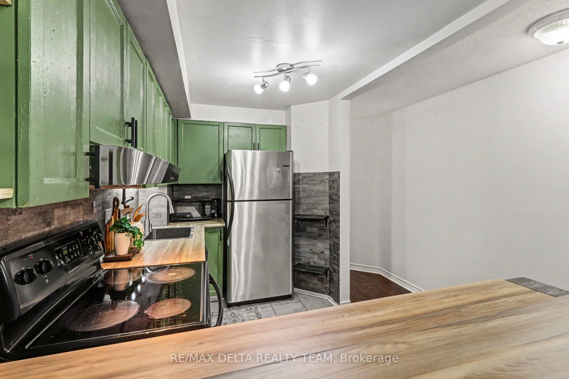 Photo 15 of Unit A, 6704 Jeanne D'Arc Boulevard, Ottawa, Convent Glen North — HOMEH