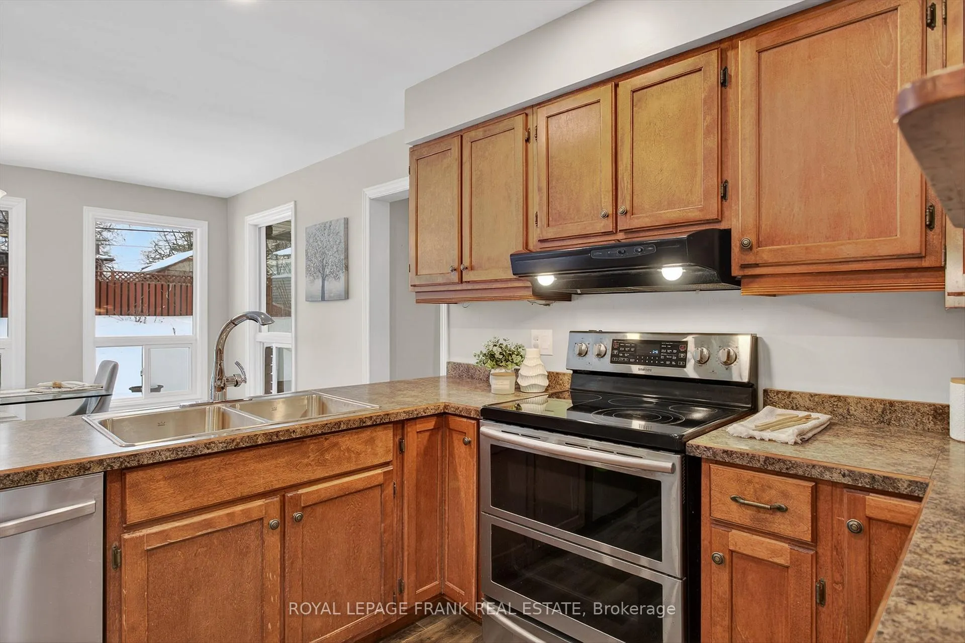 Photo 12 of 1821 Parkwood Circle, Peterborough, Monaghan Ward 2 — HOMEH