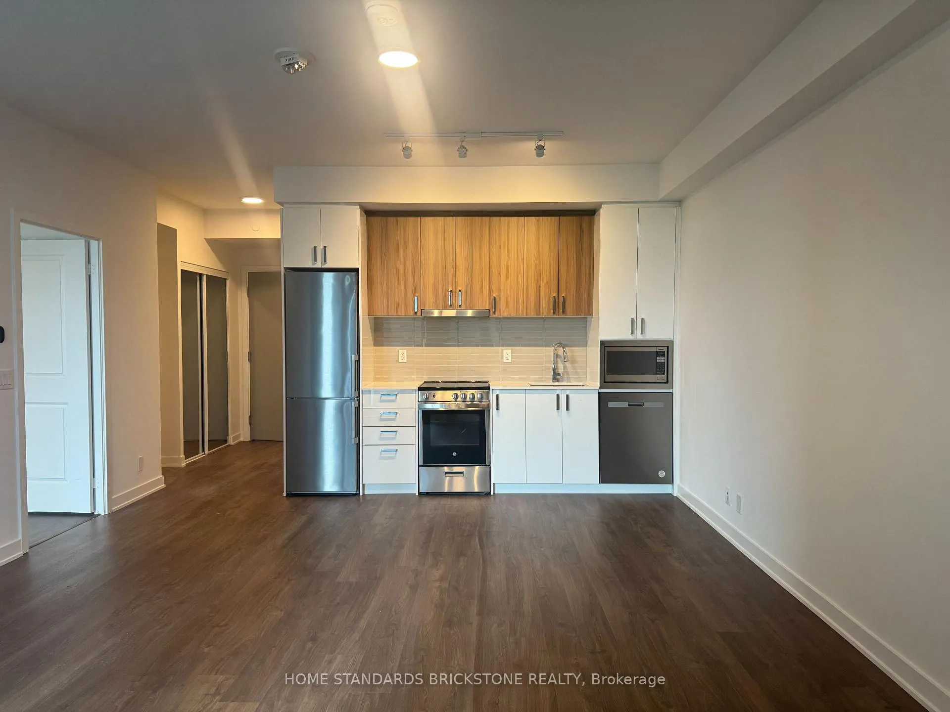 Photo 3 of Unit A-423, 30 Upper Mall Way, Vaughan, Brownridge — HOMEH