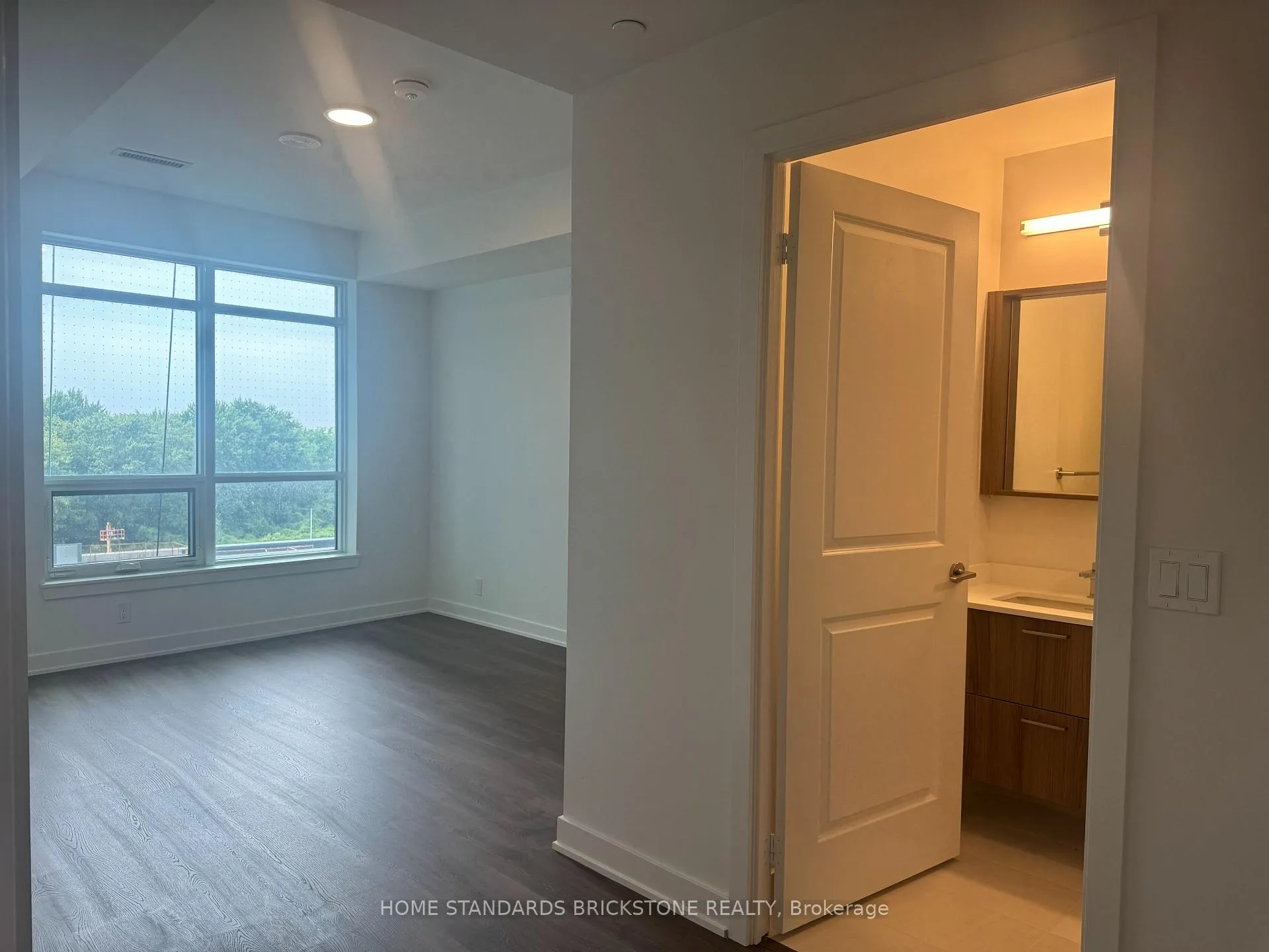 Photo 4 of Unit A-423, 30 Upper Mall Way, Vaughan, Brownridge — HOMEH