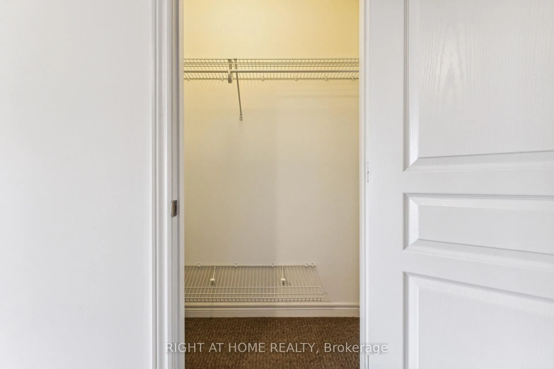 Photo 24 of 56 Robert Peel Road, Kitchener — HOMEH