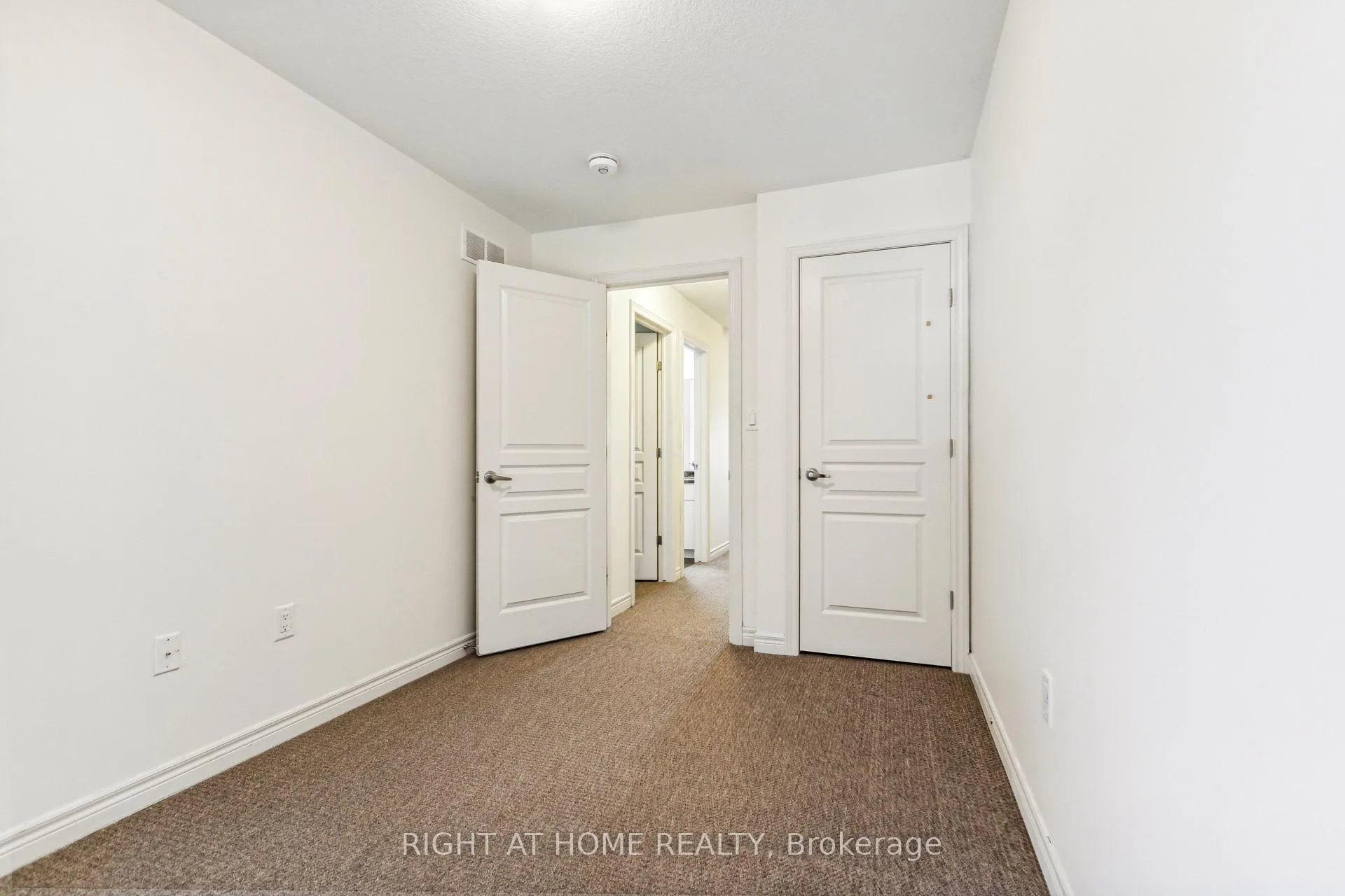 Photo 37 of 56 Robert Peel Road, Kitchener — HOMEH