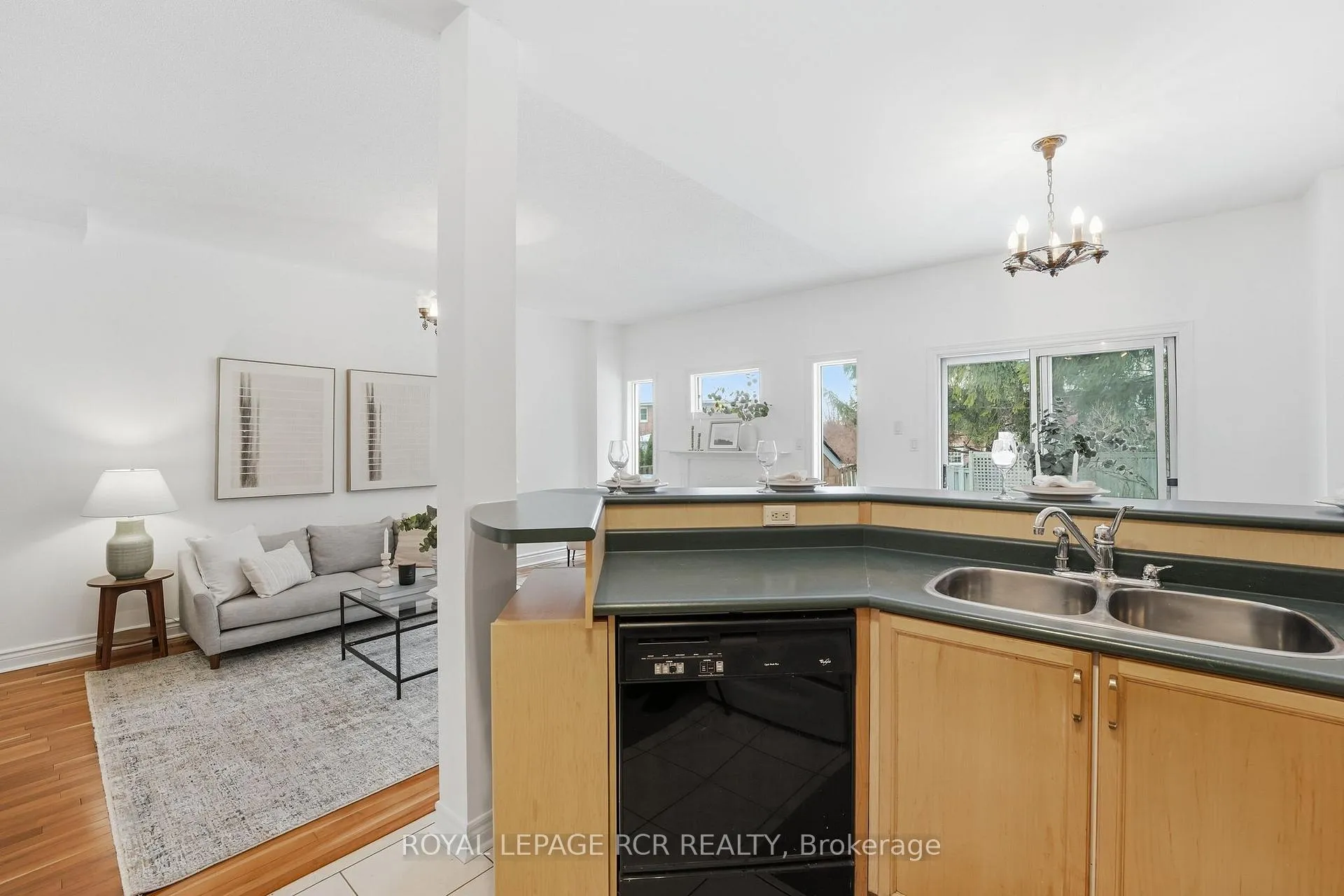Photo 15 of 122 Downey Circle, Aurora, Bayview Wellington — HOMEH