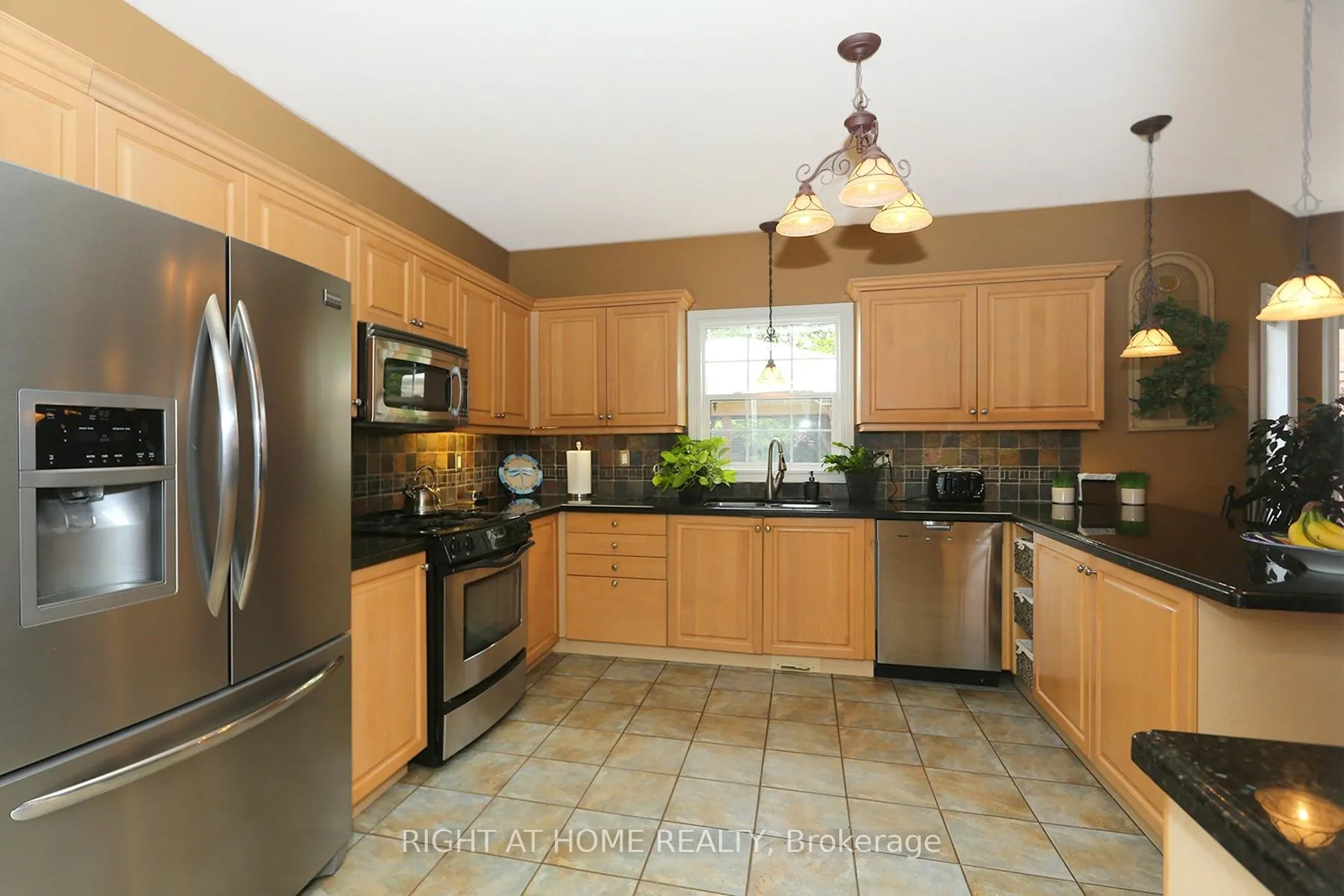 Photo 7 of 2 Oakview Place, Uxbridge, Rural Uxbridge — HOMEH