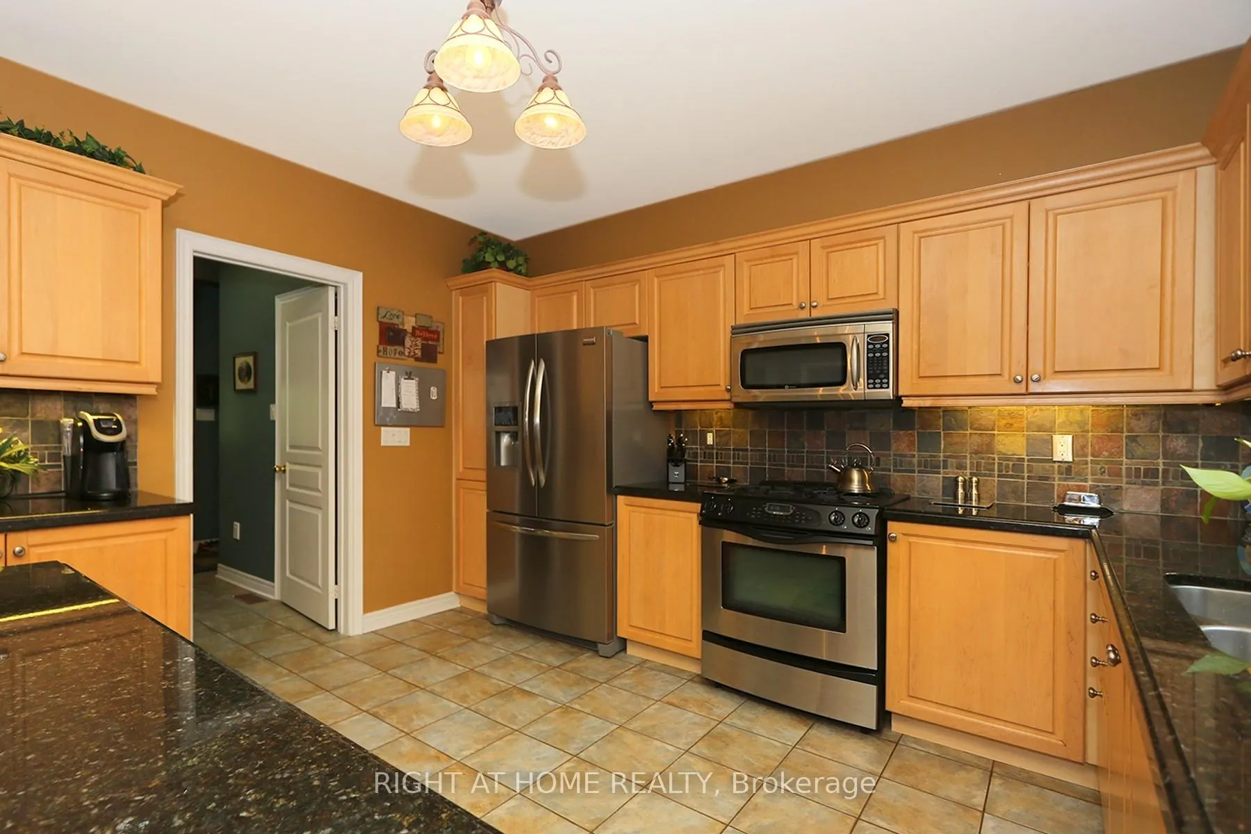 Photo 8 of 2 Oakview Place, Uxbridge, Rural Uxbridge — HOMEH