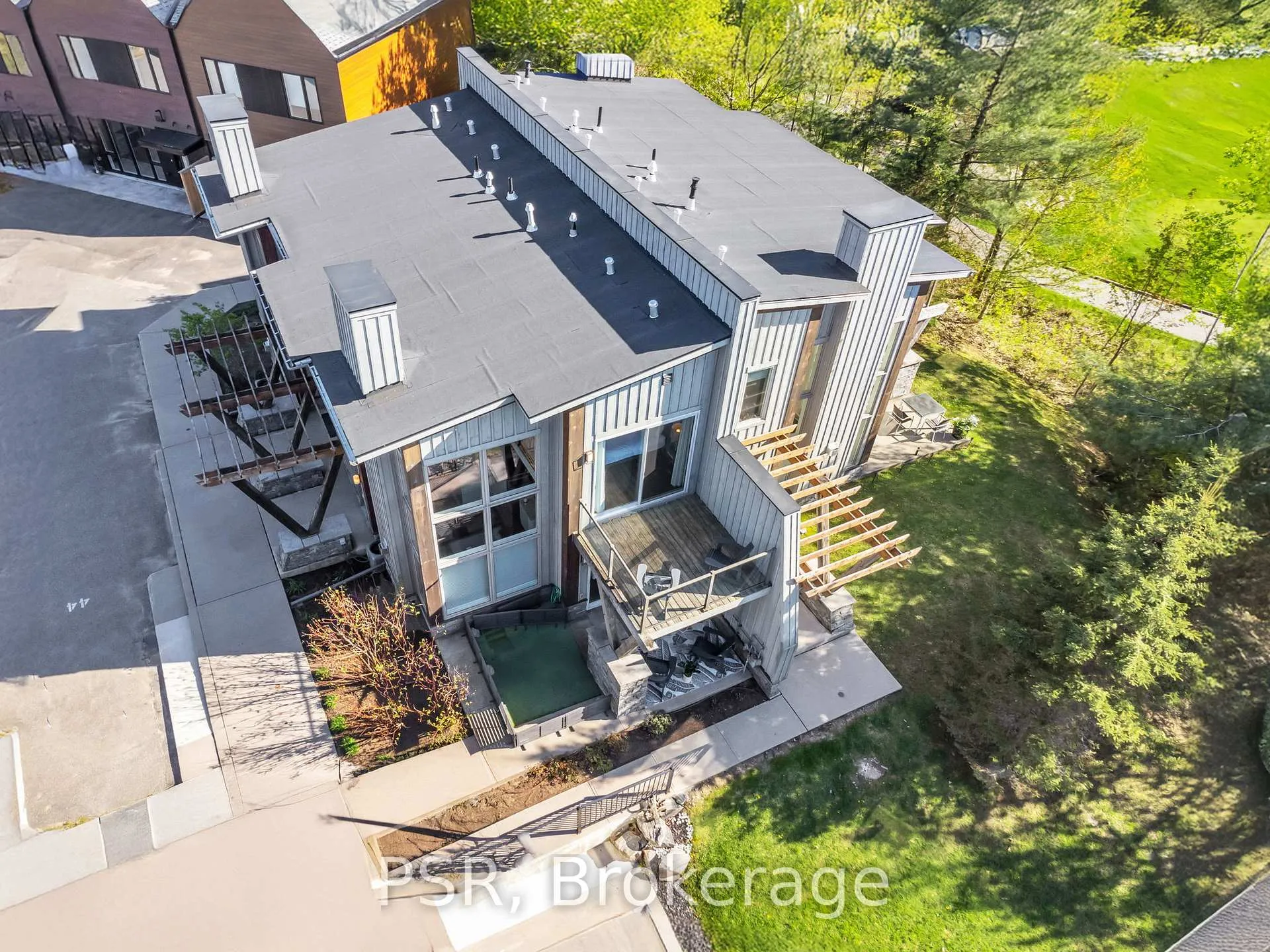 Photo 2 of 44 Carrick Trail, Gravenhurst, Wood (Gravenhurst) — HOMEH