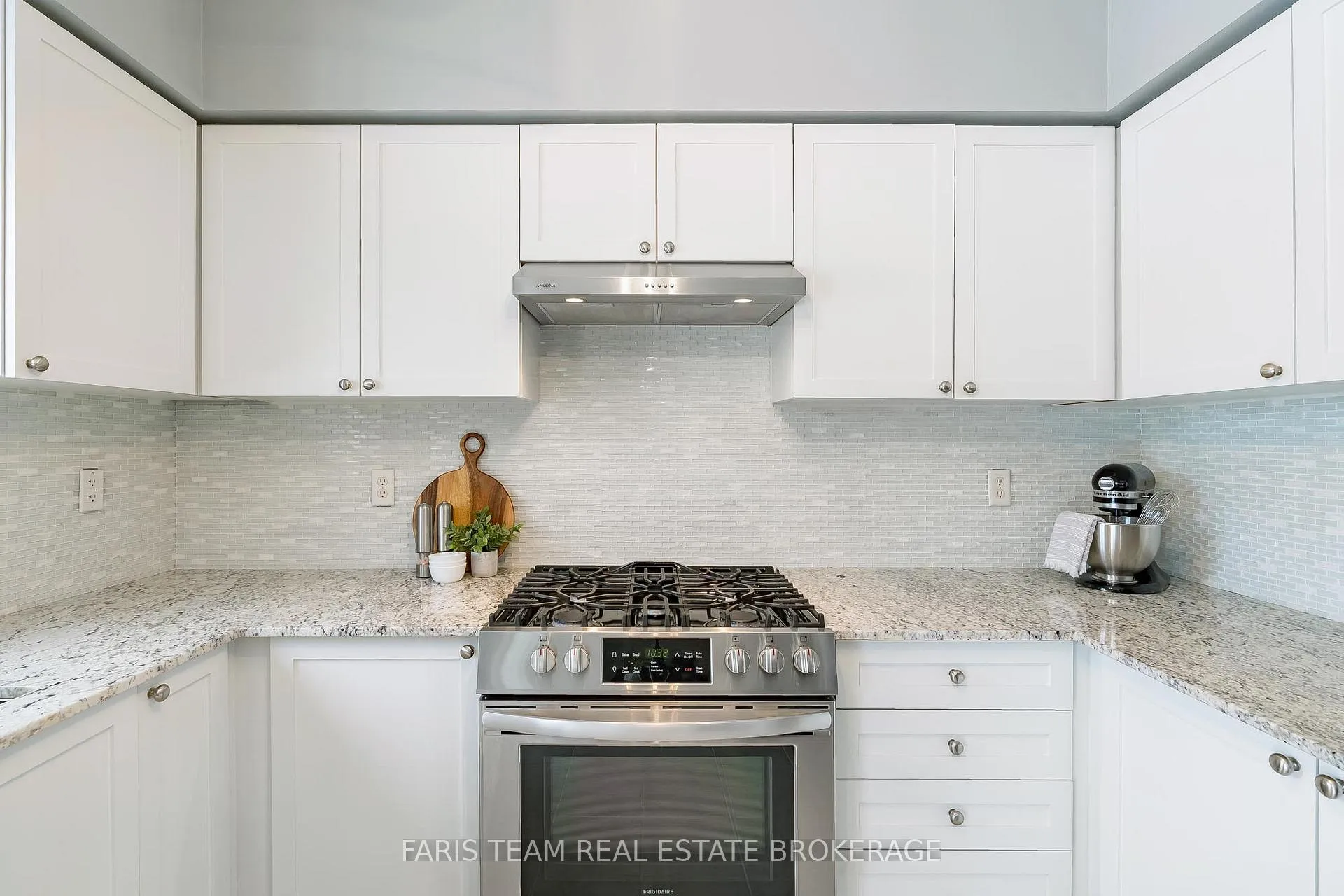 Photo 8 of 36 Connaught Lane, Barrie, Innis-Shore — HOMEH