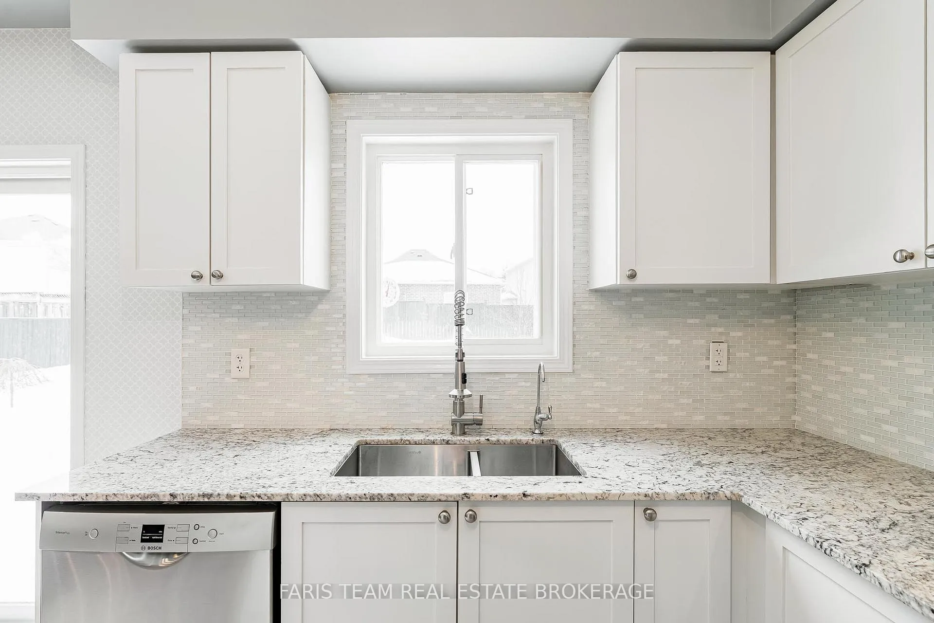 Photo 10 of 36 Connaught Lane, Barrie, Innis-Shore — HOMEH