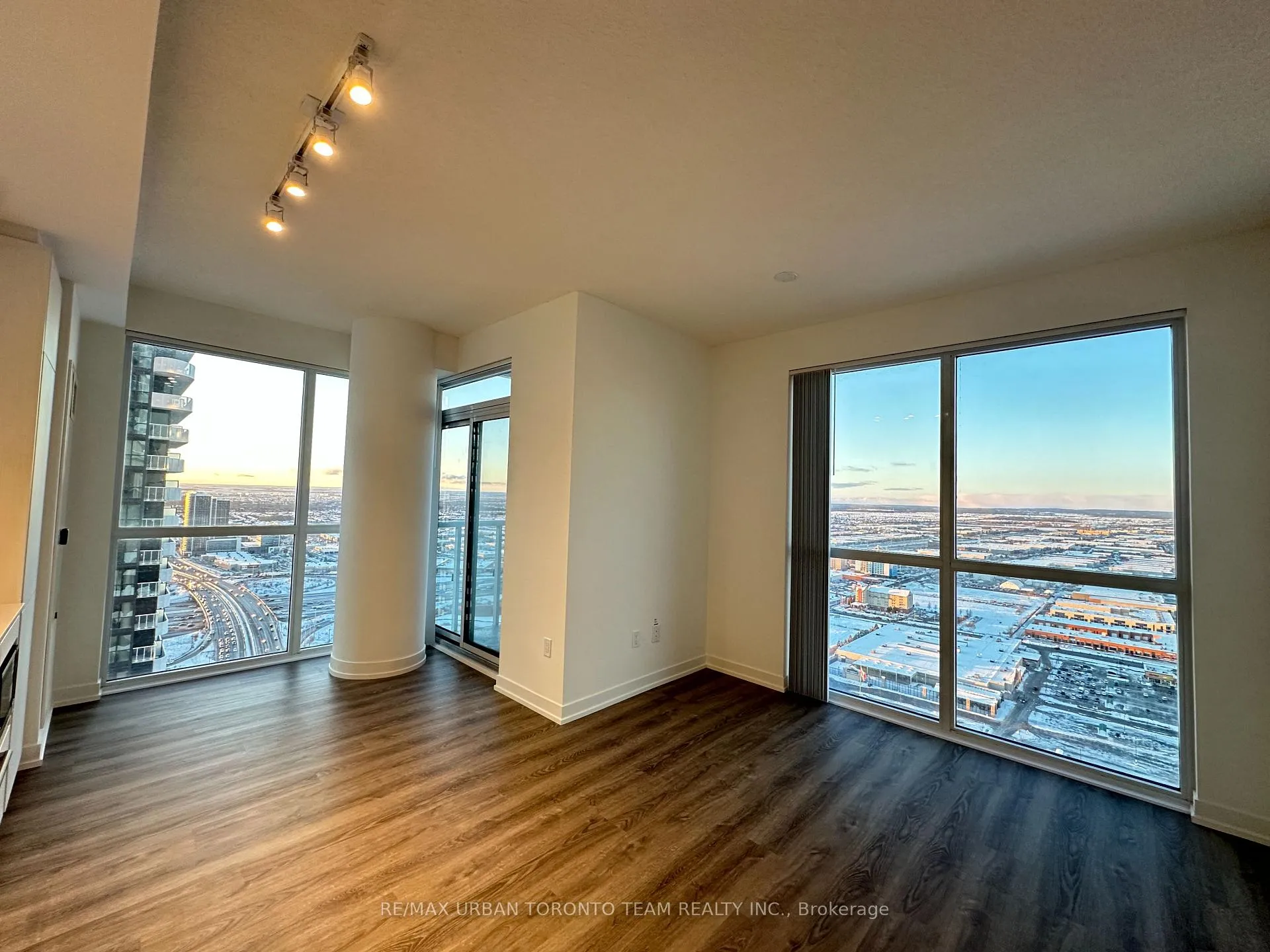 Photo 3 of Unit 4302, 8 Interchange Way, Vaughan, Vaughan Corporate Centre — HOMEH