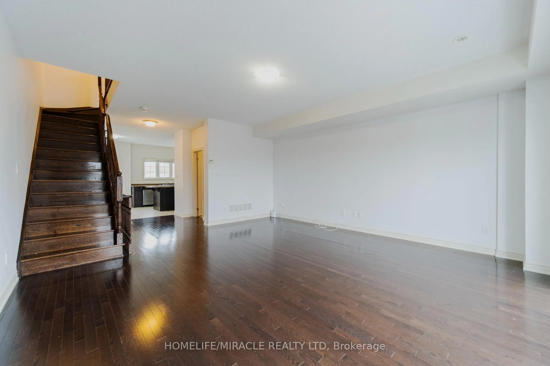 Photo 4 of 106 Aspen Hills Road, Brampton, Credit Valley — HOMEH