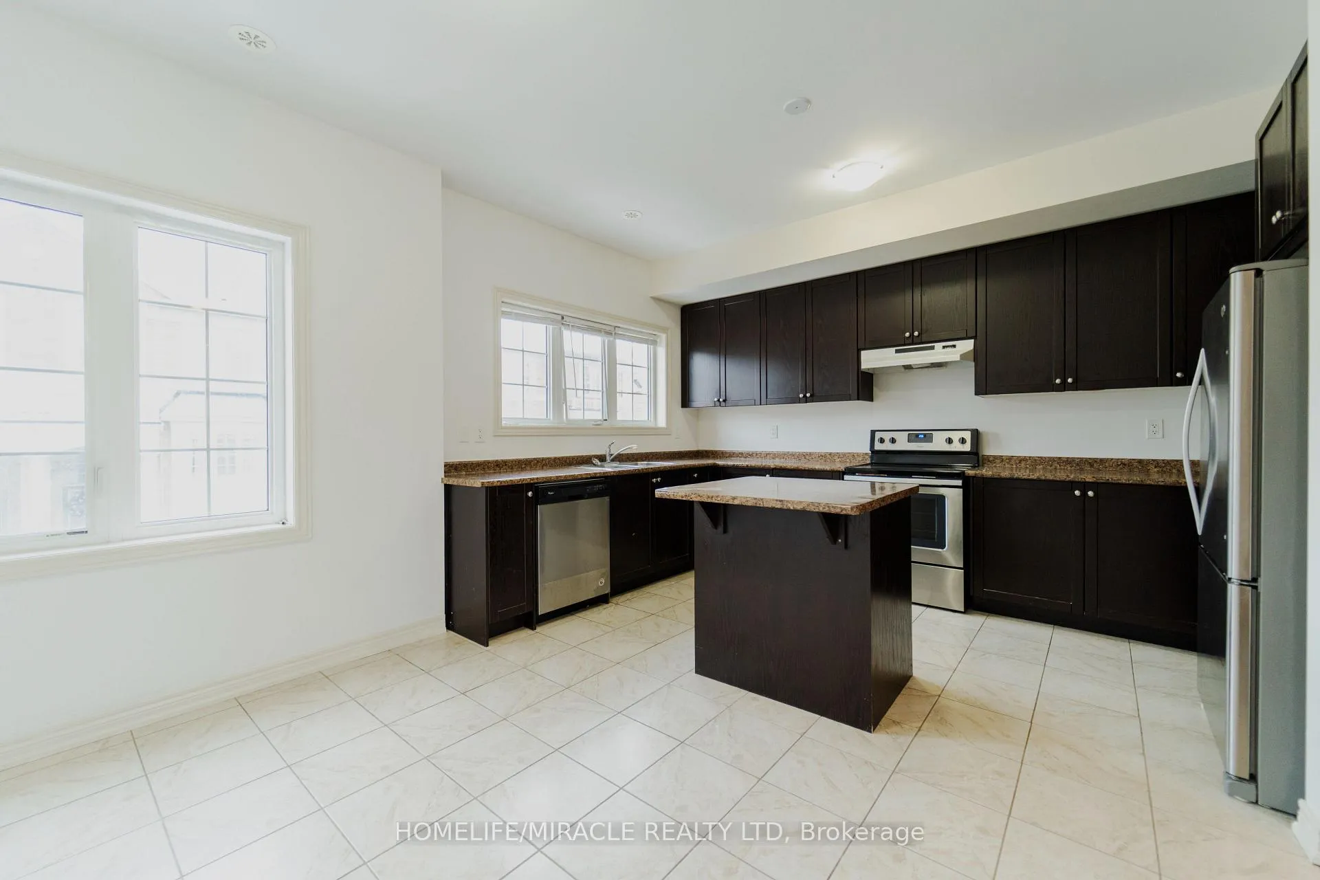 Photo 5 of 106 Aspen Hills Road, Brampton, Credit Valley — HOMEH