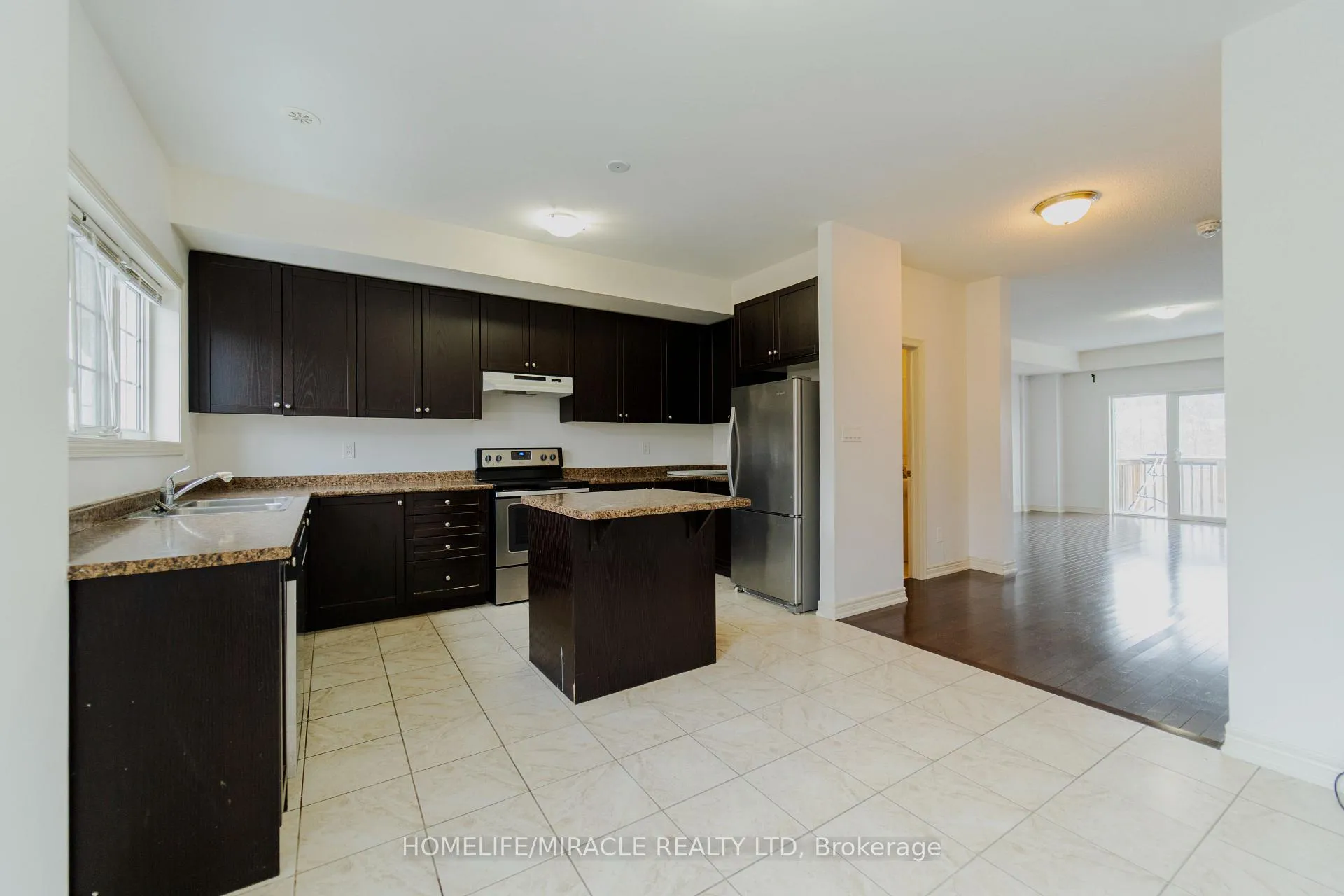 Photo 6 of 106 Aspen Hills Road, Brampton, Credit Valley — HOMEH