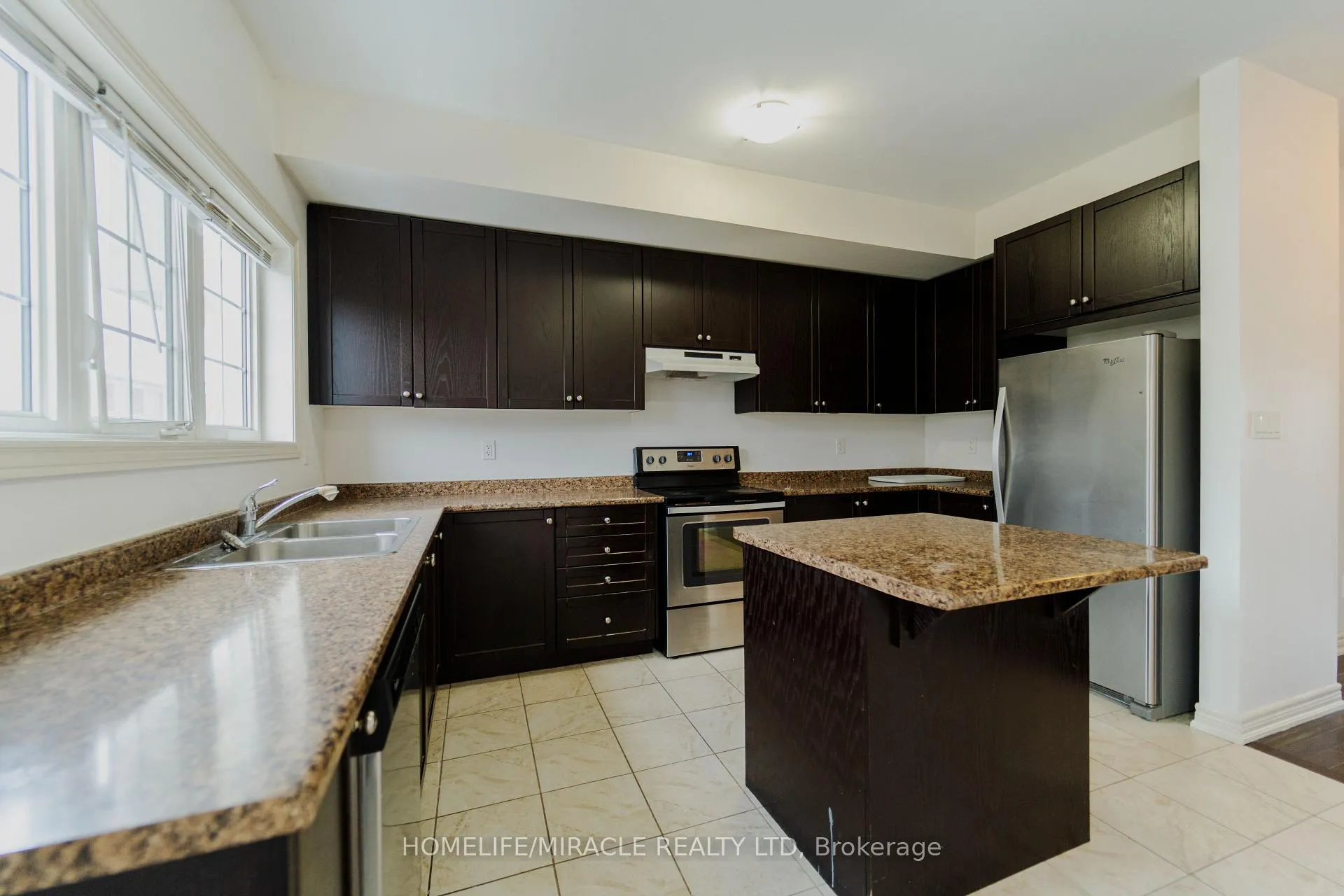 Photo 7 of 106 Aspen Hills Road, Brampton, Credit Valley — HOMEH