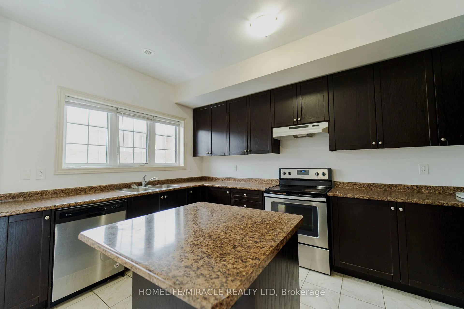 Photo 8 of 106 Aspen Hills Road, Brampton, Credit Valley — HOMEH