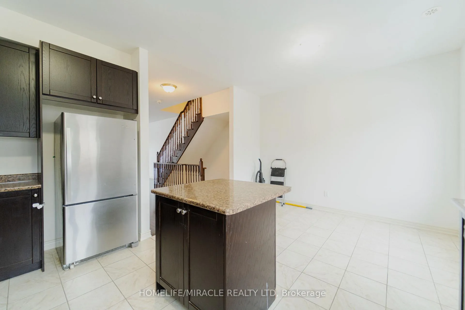 Photo 9 of 106 Aspen Hills Road, Brampton, Credit Valley — HOMEH