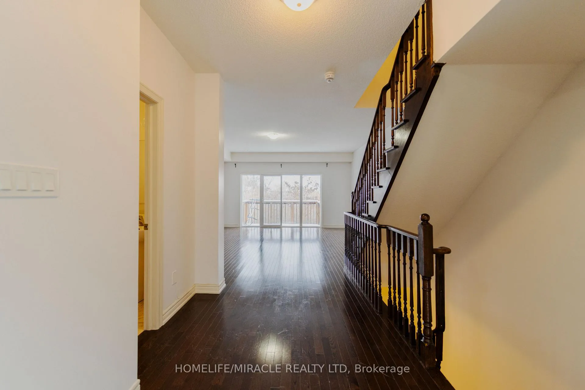 Photo 11 of 106 Aspen Hills Road, Brampton, Credit Valley — HOMEH