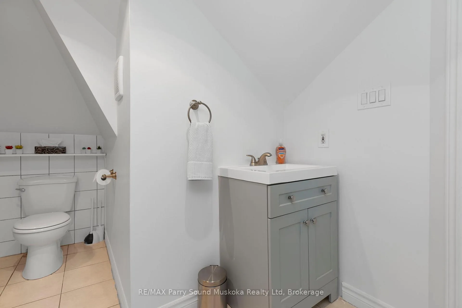 Photo 8 of Unit 3, 97 James Street, Parry Sound — HOMEH