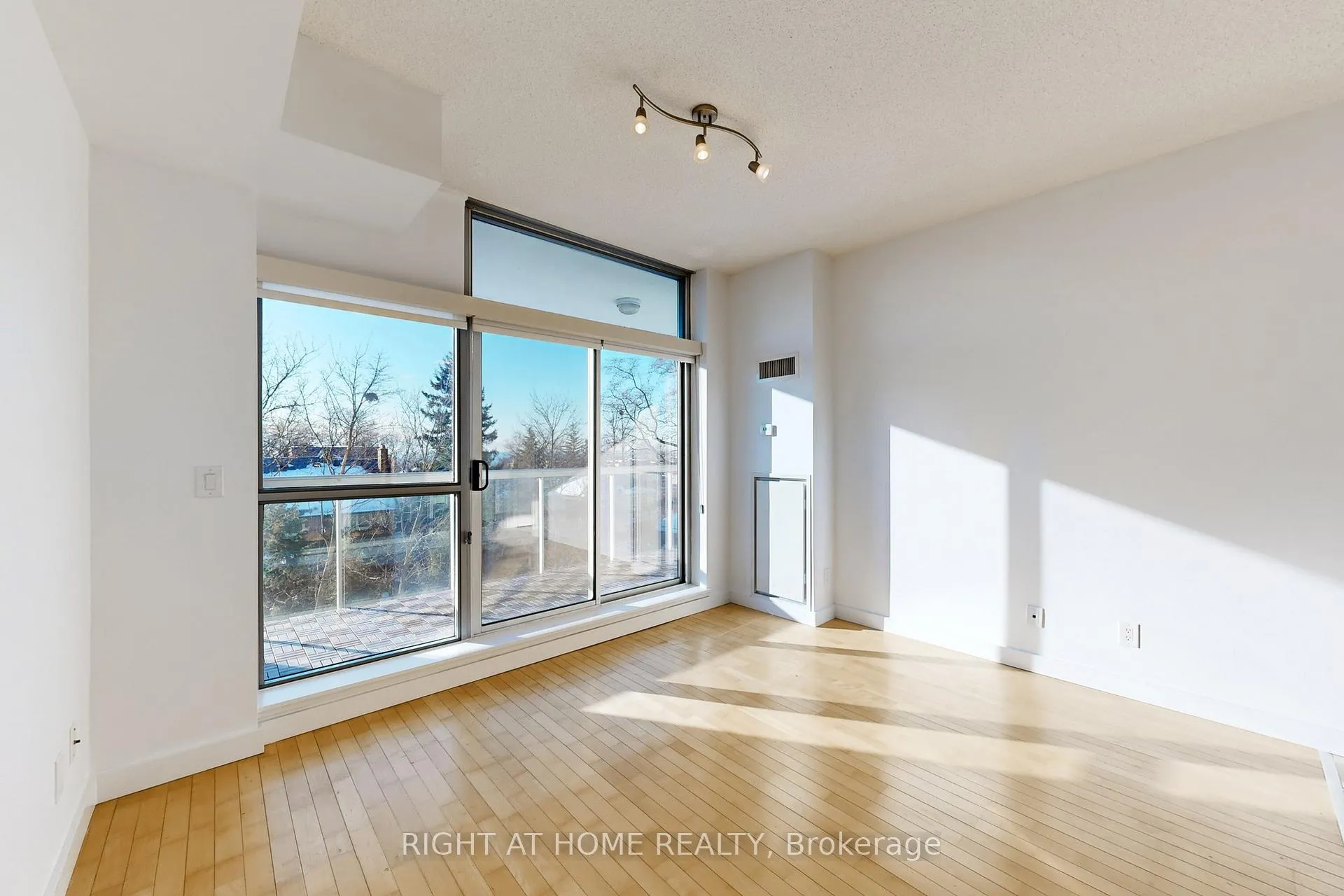 Photo 2 of Unit 404, 601 Kingston Road, Toronto, The Beaches — HOMEH