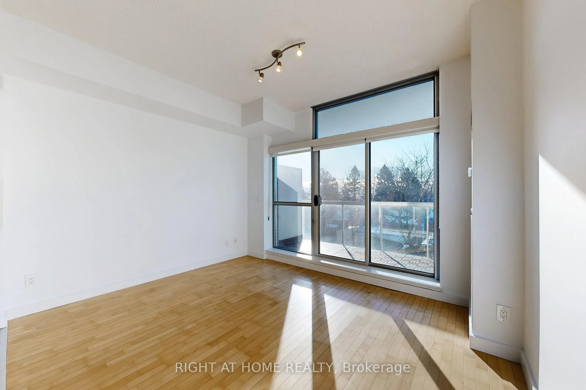 Photo 3 of Unit 404, 601 Kingston Road, Toronto, The Beaches — HOMEH
