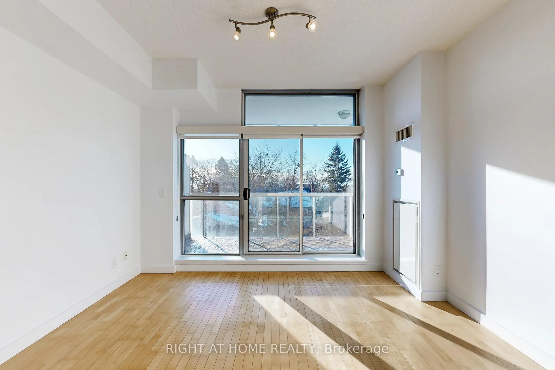 Photo 4 of Unit 404, 601 Kingston Road, Toronto, The Beaches — HOMEH