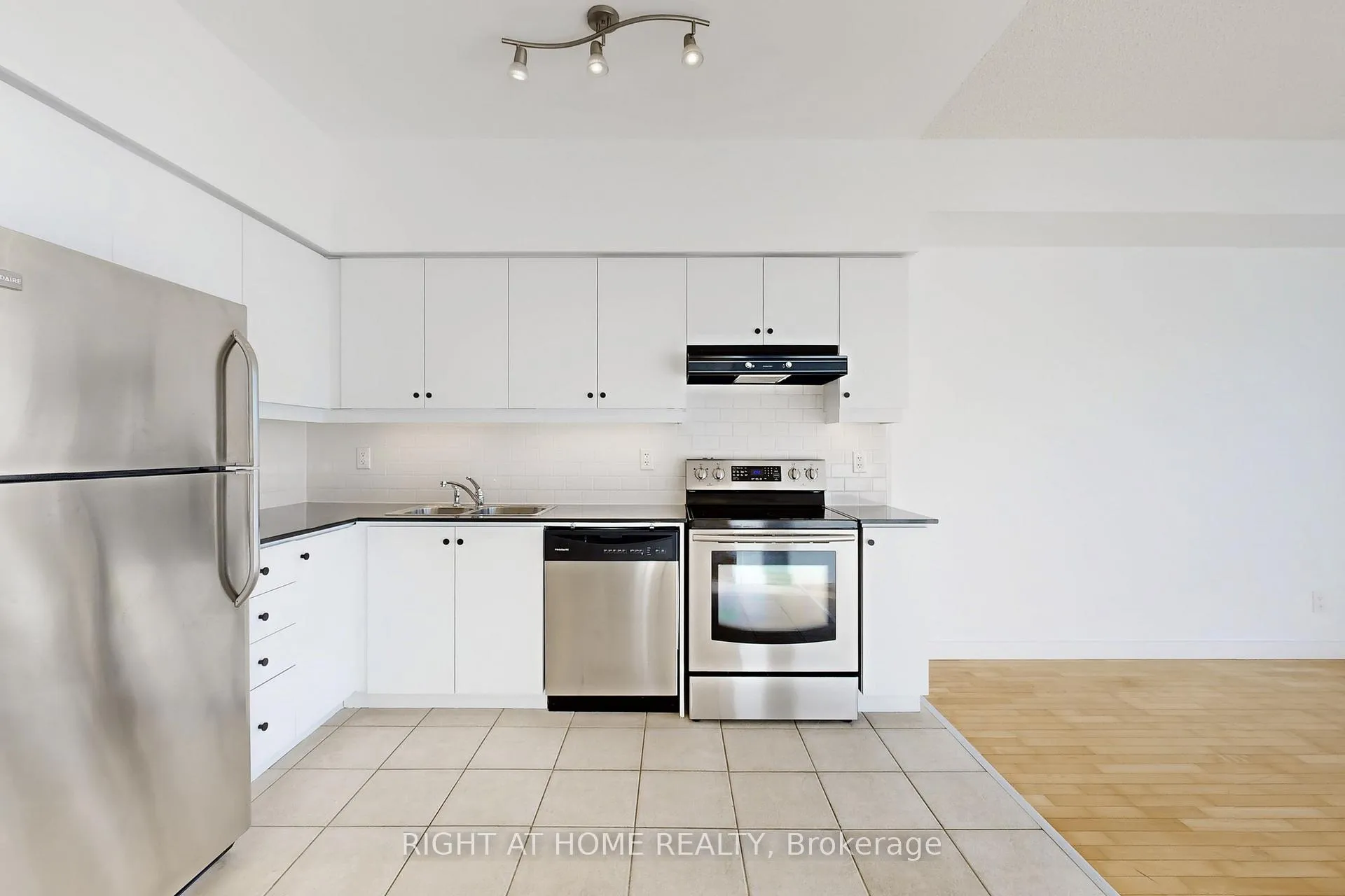 Photo 6 of Unit 404, 601 Kingston Road, Toronto, The Beaches — HOMEH