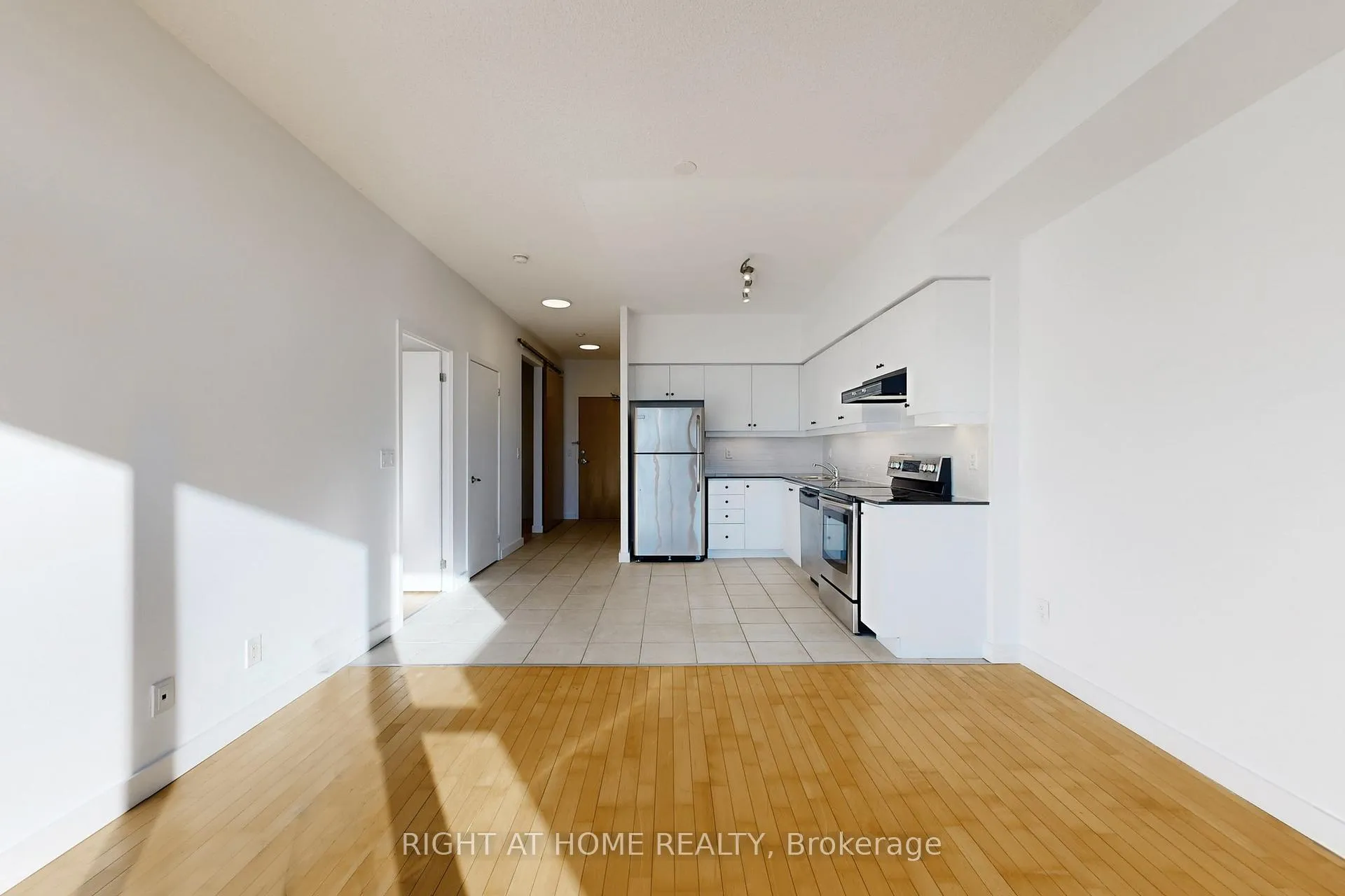 Photo 7 of Unit 404, 601 Kingston Road, Toronto, The Beaches — HOMEH