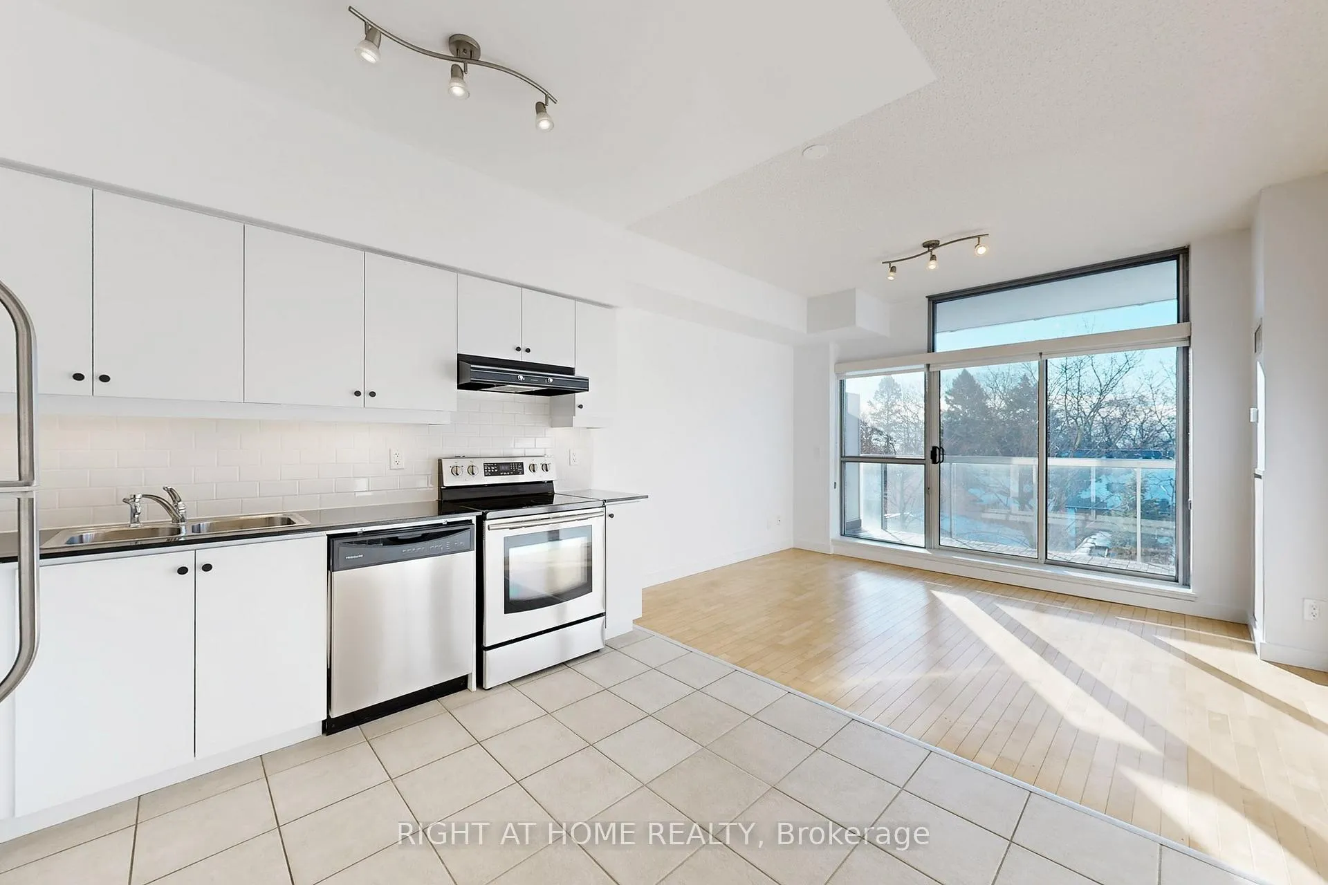 Photo 8 of Unit 404, 601 Kingston Road, Toronto, The Beaches — HOMEH