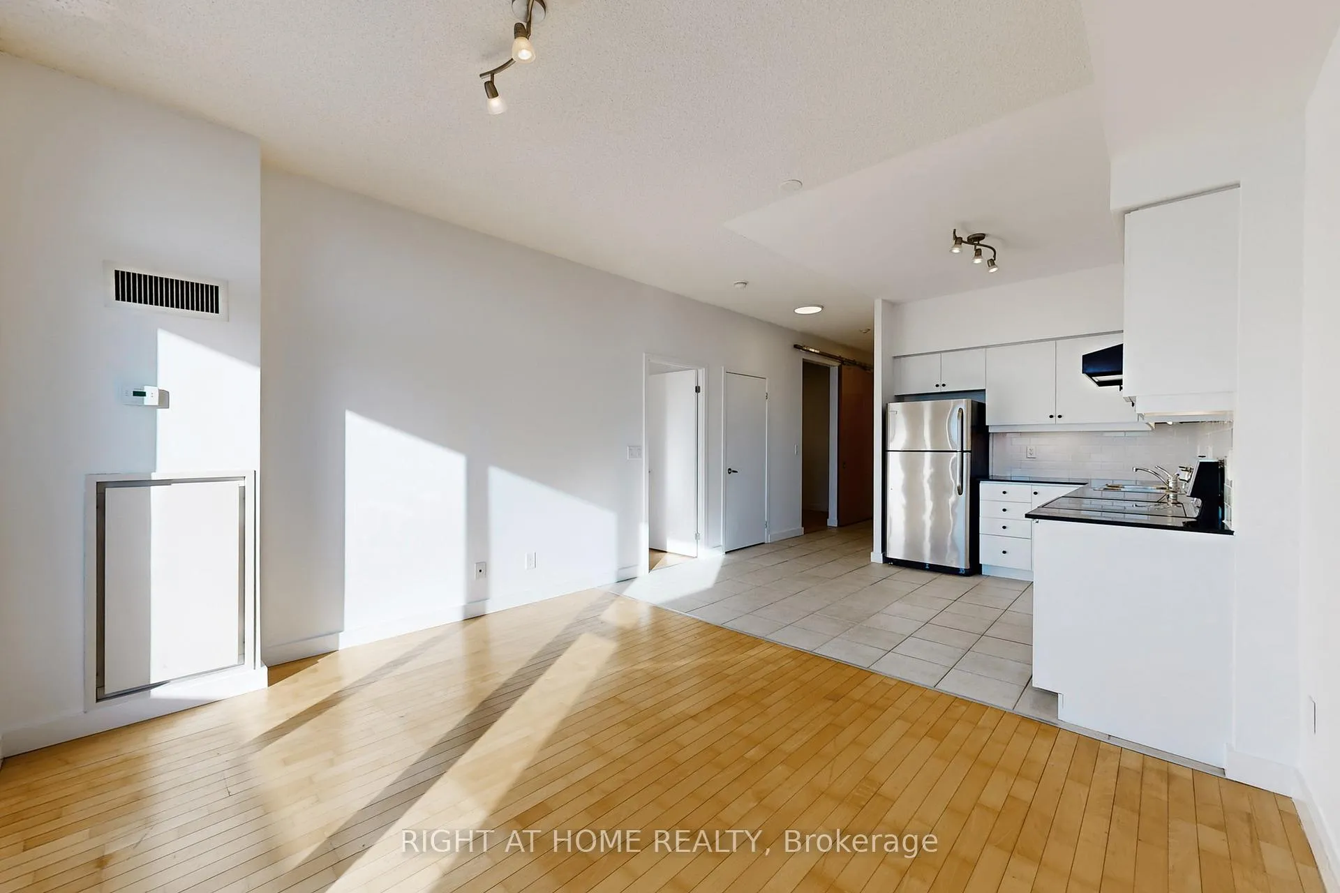 Photo 9 of Unit 404, 601 Kingston Road, Toronto, The Beaches — HOMEH