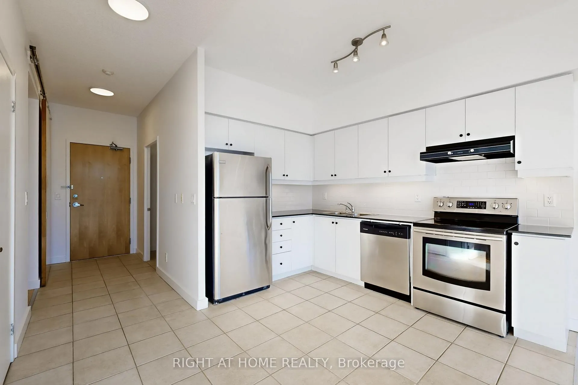 Photo 10 of Unit 404, 601 Kingston Road, Toronto, The Beaches — HOMEH