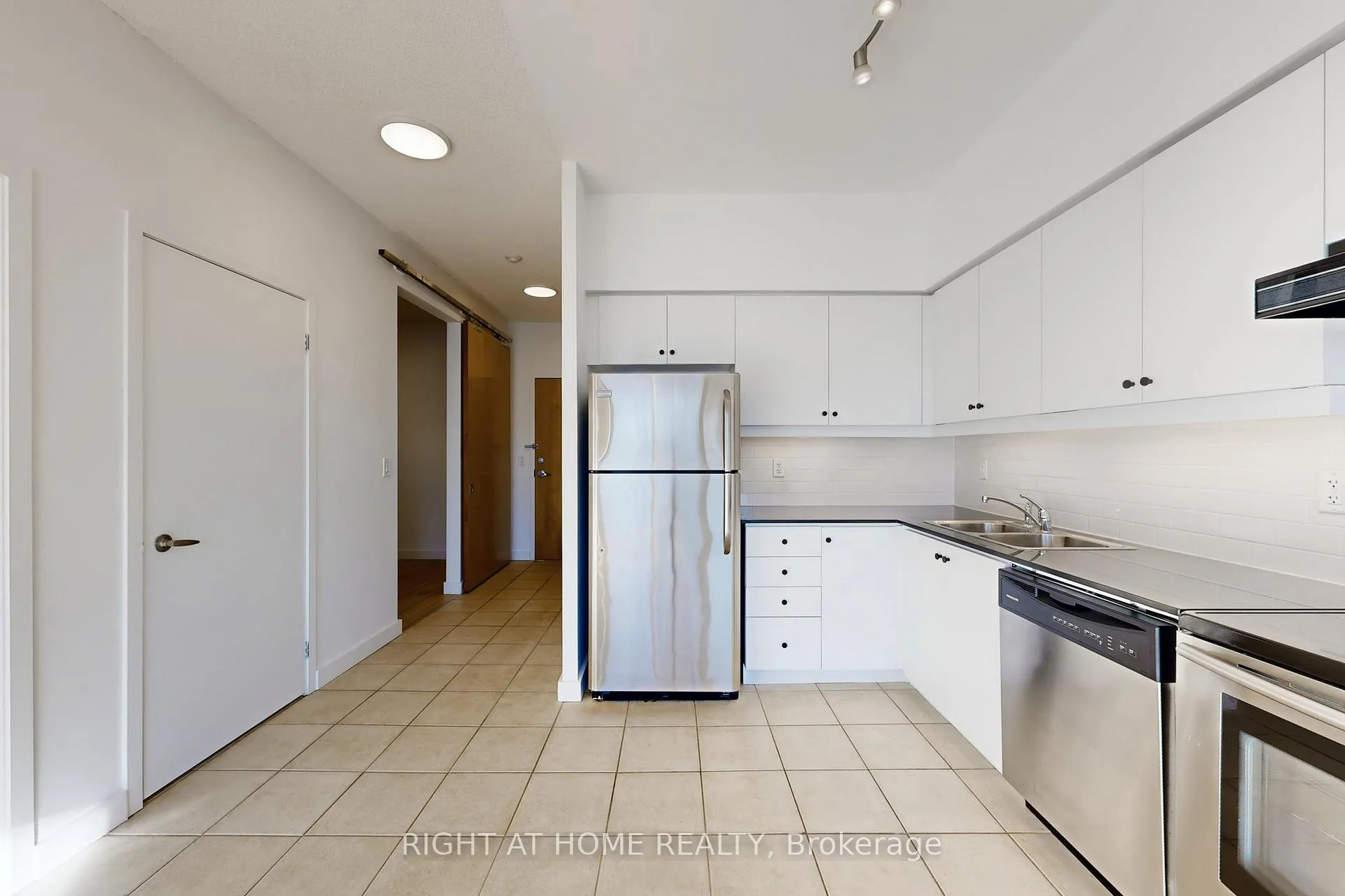 Photo 11 of Unit 404, 601 Kingston Road, Toronto, The Beaches — HOMEH