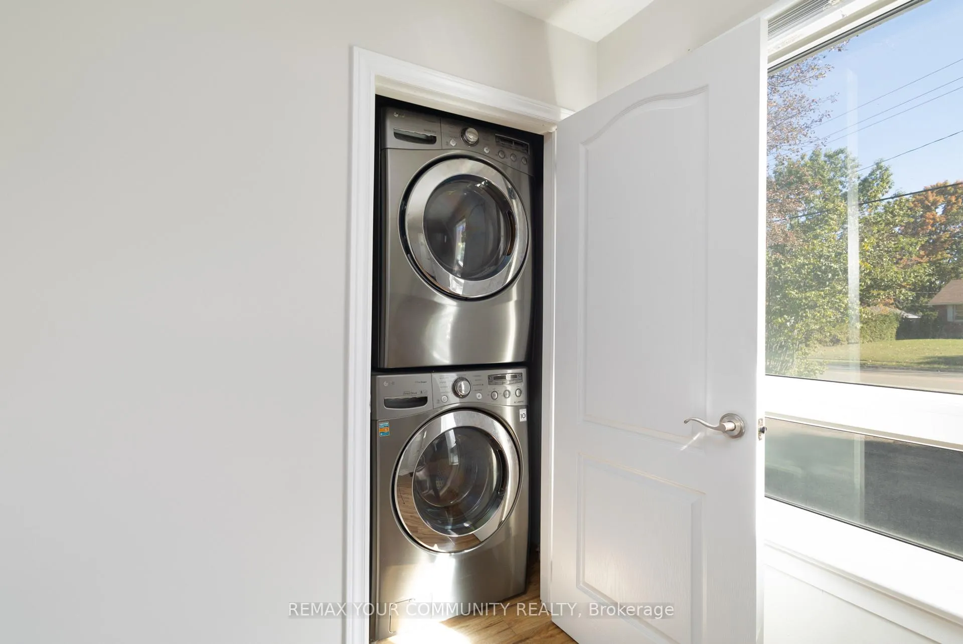 Photo 10 of 210 Cox Mill Road, Barrie, Painswick North — HOMEH