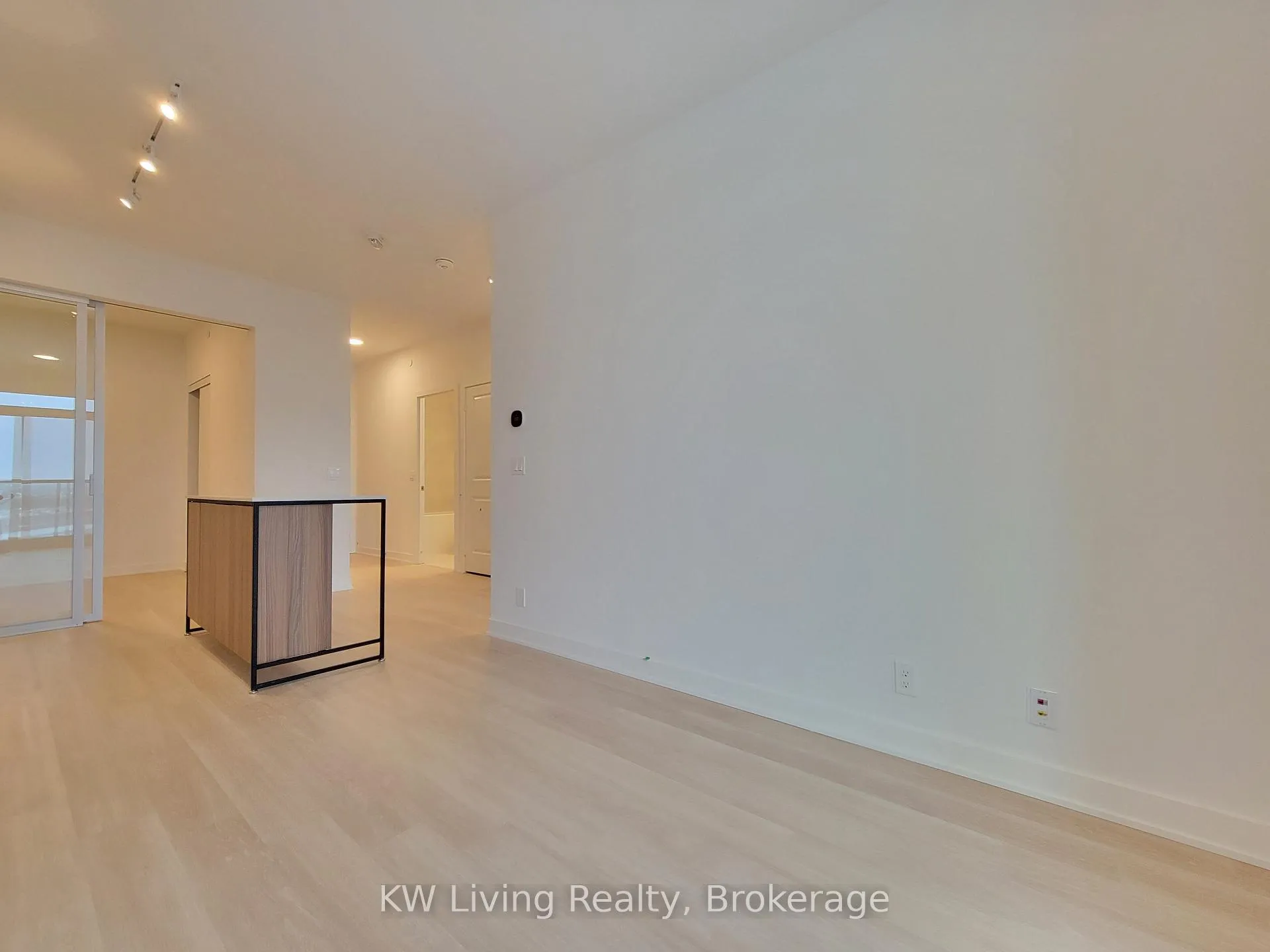 Photo 7 of Unit 809, 50 Upper Mall Way, Vaughan, Brownridge — HOMEH