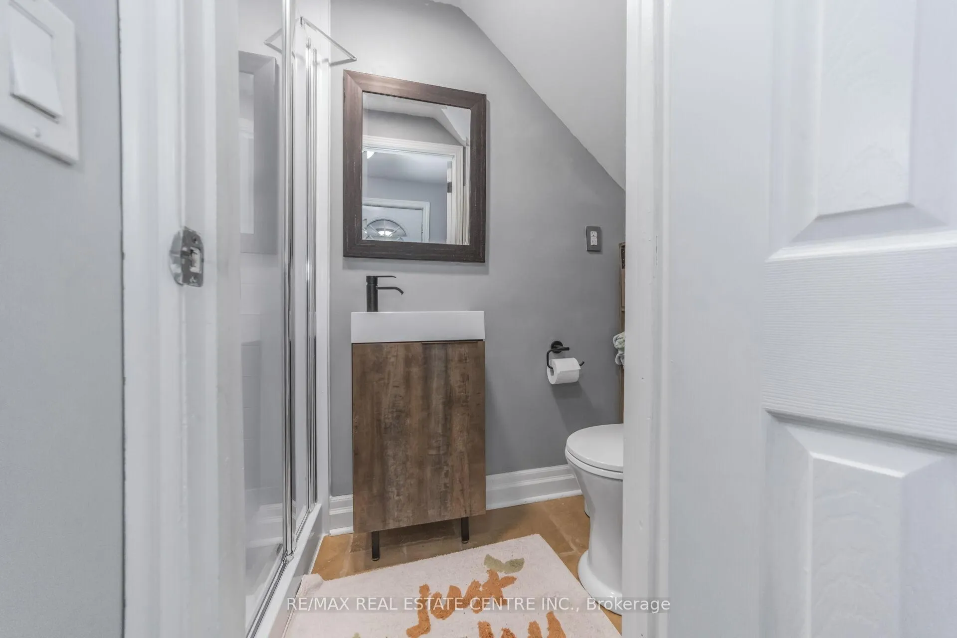 Photo 18 of 60 Rosedale Avenue W, Brampton, Downtown Brampton — HOMEH