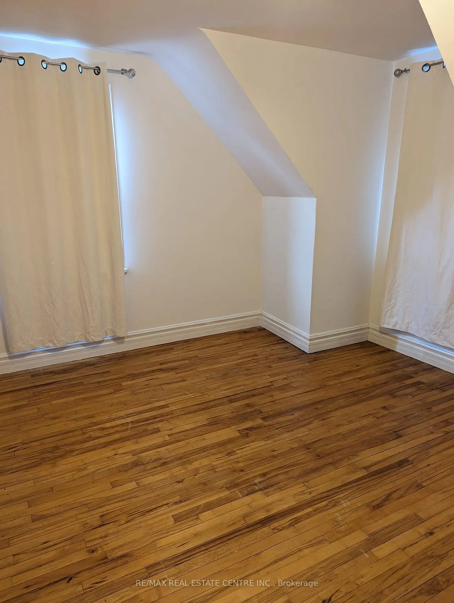 Photo 8 of Unit main and upper, 298 Wallace Avenue, Welland, Lincoln/Crowland — HOMEH