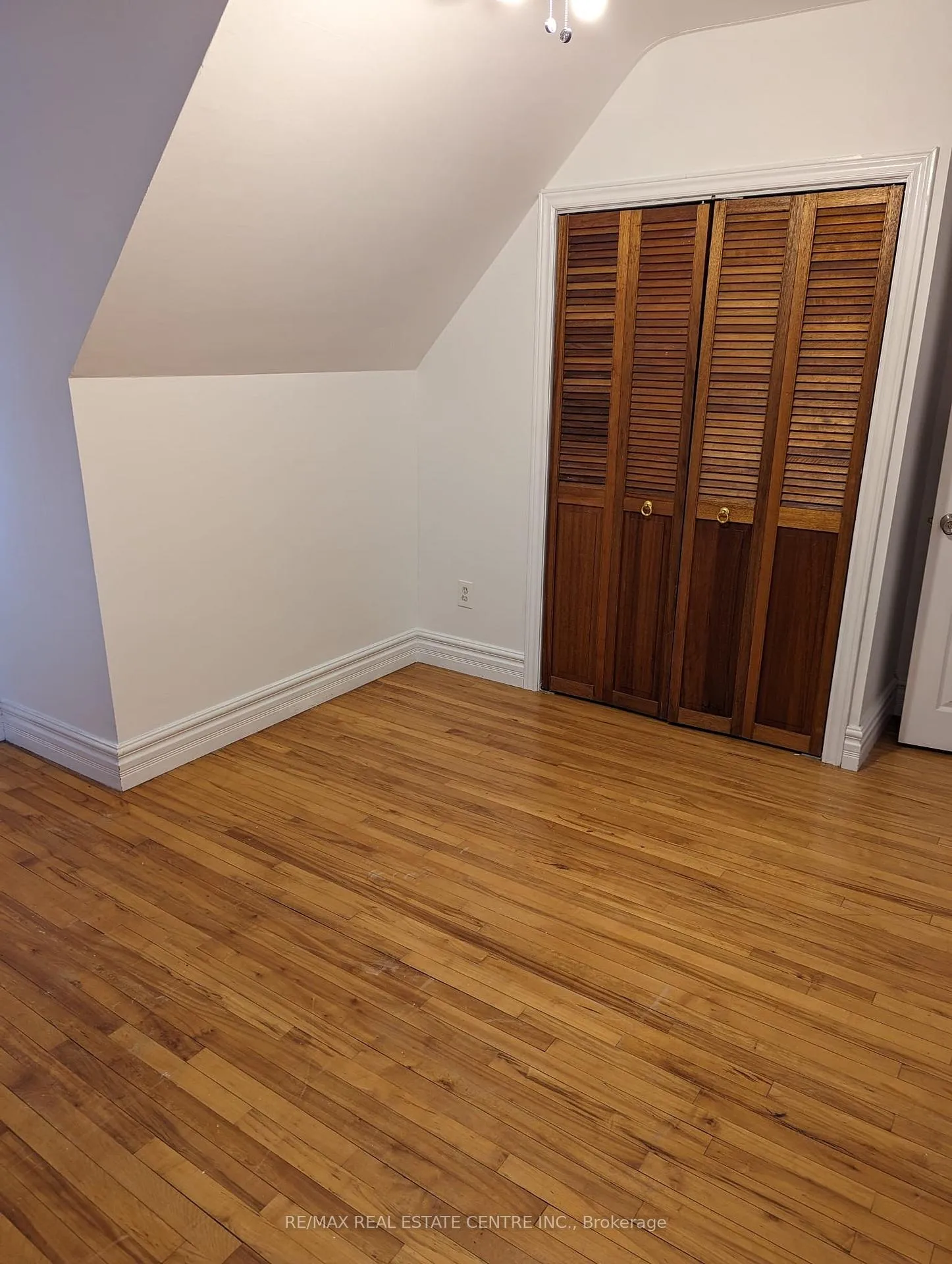 Photo 12 of Unit main and upper, 298 Wallace Avenue, Welland, Lincoln/Crowland — HOMEH