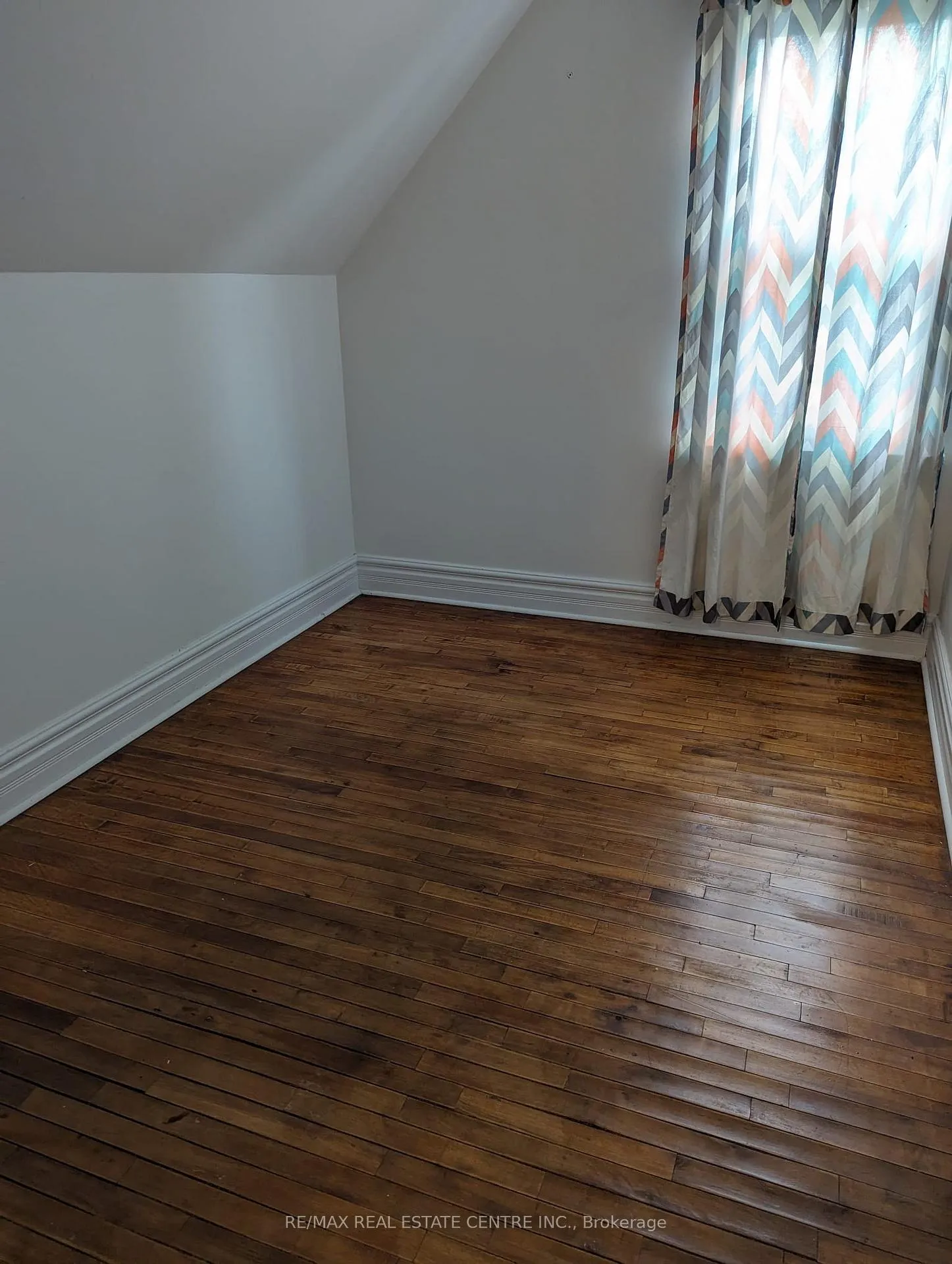 Photo 18 of Unit main and upper, 298 Wallace Avenue, Welland, Lincoln/Crowland — HOMEH