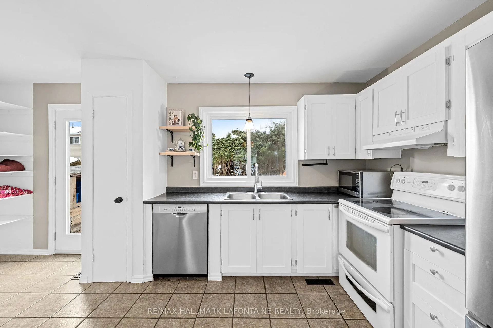 Photo 9 of 2275 Orient Park Drive, Ottawa, Blackburn Hamlet (South) — HOMEH