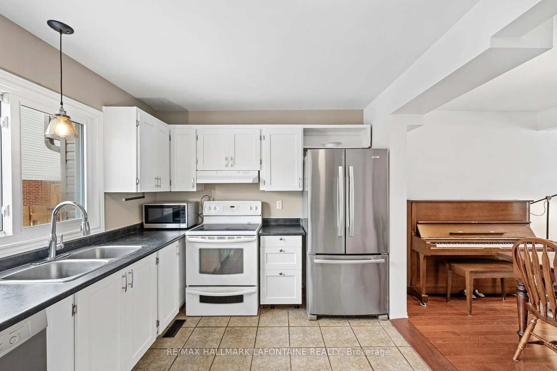 Photo 10 of 2275 Orient Park Drive, Ottawa, Blackburn Hamlet (South) — HOMEH